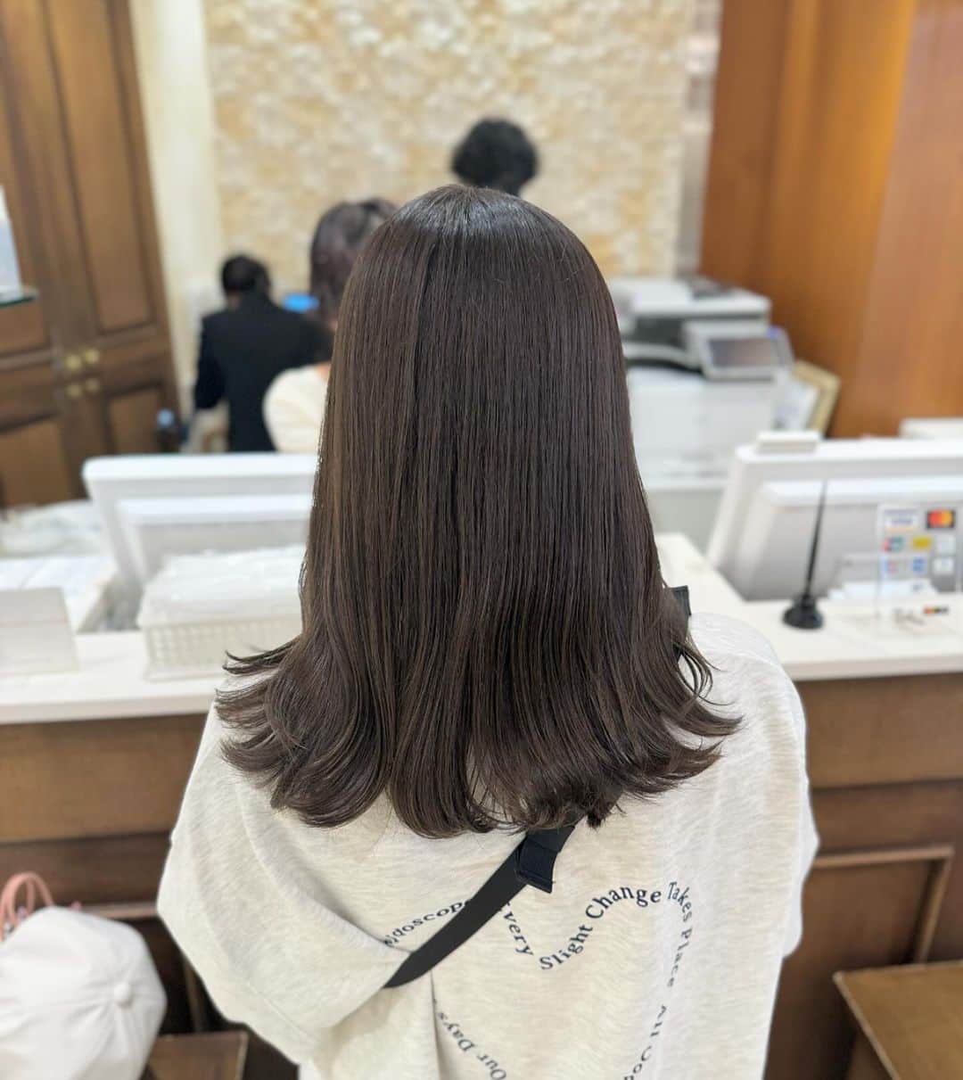 福間エリサさんのインスタグラム写真 - (福間エリサInstagram)「marron  greige  𓂃⁎ ⁡ 赤みをしっかり抑えたマロンカラー 焦げブラウンな色味がお洒落可愛い♡ ⁡ ------------ ⁡ Beforeが暗くて明るさが欲しい&より透明感が欲しい！→ "ダブルカラー" ⁡ Beforeが明るくて透明感残して少し暗くしたい！& 落ち着かせたい→ "ワンカラー" ⁡ メニュー選択の参考になさって下さい♡ (分からない場合はダブルカラー選択して頂けると、カウンセリングで必要無ければメニュー変更致しますのでご安心下さい ❤︎) ⁡ ------------ ⁡ ご新規様も大歓迎です！ 🪄平日限定Webからの予約で10%offです！ (カット、前髪カットのみ、セットのみは対象外) ⁡ -ZACC vie- 📍港区北青山3-11-7 Ao4F 表参道駅【B2】出口より徒歩30秒 定休日/月・火 ⁡ ⁡ #表参道美容院 #表参道美容室  #東京美容室 #東京美容院  #オリーブカラー  #オリーブベージュ  #アッシュグレージュ #グレージュ #レイヤーカット #ブラウンベージュ #レイヤーカット #秋カラー #顔まわりレイヤー#韓国ヘア #韓国レイヤーカット #地毛風グレージュ #暗めグレージュ  #ピスタチオグレージュ #マロンベージュ#マロングレージュ#赤み消しカラー  #艶感カラー #艶髪カラー #くびれミディアム」10月15日 18時50分 - erisa_fukuma