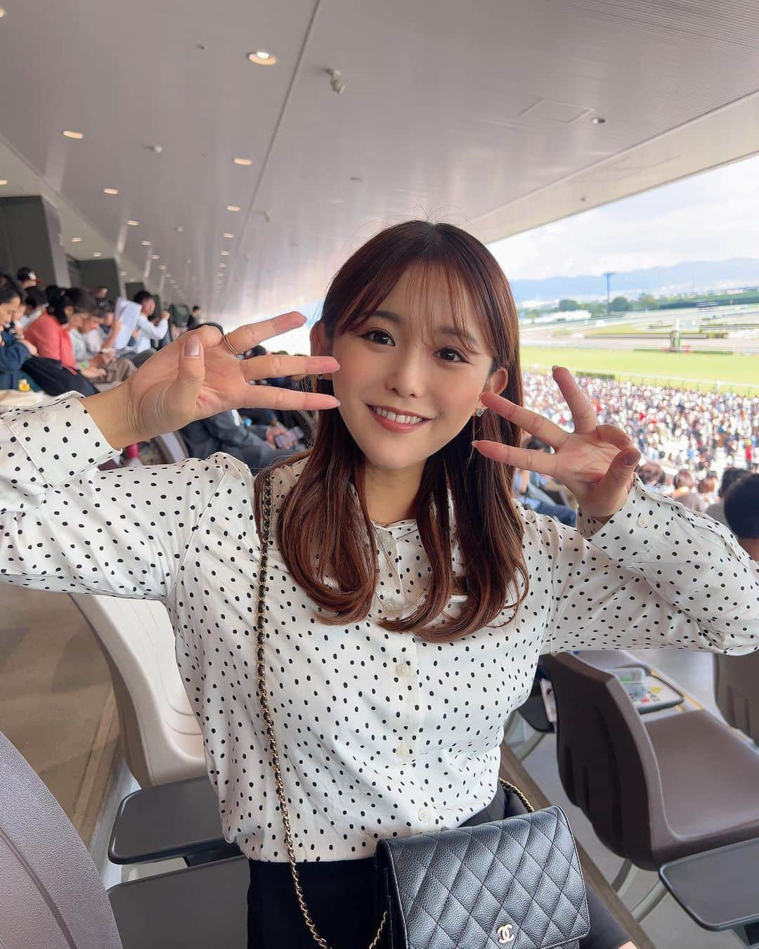 erinaのインスタグラム：「. . 三冠牝馬誕生！！！！！！！！！！ リバティアイランド号 川田将雅騎手 おめでとうございます🎊㊗️ . 私よくよく考えたら今年、桜花賞オークス秋華賞全部当ててる🎯🤍 . 初めての京都競馬場、 とっても綺麗で競馬以外も楽しめそうでよかった！ けどumacaばっかりで不便🙄笑 . . #秋華賞 #リバティアイランド #三冠馬 #京都競馬場」