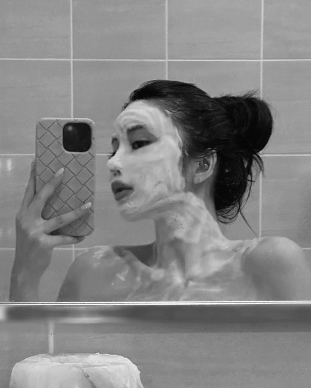 のインスタグラム：「上げ直し🥹🙏  こないだは久しぶりにゆっくり湯船に浸かって 自分と向き合う癒され時間を‥🛁  好きな音楽を聴きながら読書して キャンドルの炎と香りに癒されて。  ゆっくりお風呂に時間を作れるときは じっくりと心地良く、自分を労わって 心の芯の芯からデトックスすることが大事。♡  頭の先から足先までいい香りに包まれて、 いつも以上にケアにも時間をかけて。  おうちエステの炭酸パックで トーンアップしてお肌も艶々✨  湯船に浸かってると血行が良くなってるから 炭酸泡がもっこもこになって 顔がどんどん埋もれていって楽しいの😶‍🌫️ 洗浄効果も高まってるから毛穴の汚れも いつも以上に取れる！！  お風呂時間のヘアケア ボディケアも、 お風呂上がりのスキンケアも 空間や身につける香りも私は全て @aiam.beauty  毎日色んなシーンに寄り添って 手助けしてくれるAíamが本当に大好きなの。 私の日々に欠かせないお供です♡  ちなみに、17日まで伊勢丹新宿で今回もPOPUPをやってるので ぜひ遊びに行ってみてくださいね🥰 店舗とはまた違ったディスプレイも楽しんでください♡  #Aíam #aiambeauty」
