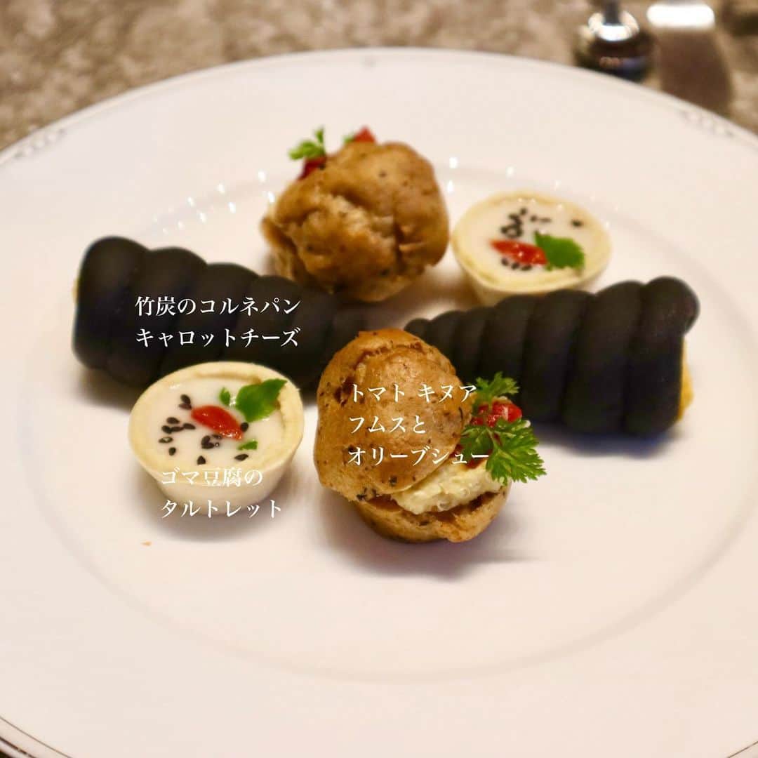 黒帯さんさんのインスタグラム写真 - (黒帯さんInstagram)「【大阪】スイスホテル南海大阪×日比谷花壇“秋めく森”イメージのアフタヌーンティー、モンブランやスイートポテト スイスホテル南海大阪から日比谷花壇とコラボレーションした「オータムアフタヌーンティー with 日比谷花壇」が登場。2023年11月30日(木)まで「ザ・ラウンジ」にて提供中です。  日比谷花壇とのコラボアフタヌーンティー  2021年に初開催され、好評を博した日比谷花壇とのコラボレーションアフタヌーンティー。2度目となる今回は、”実りの秋・収穫の秋”をテーマに、日比谷花壇のデザイナーによって彩られた空間で、旬の食材をふんだんに使ったスイーツを楽しむことができす。  芋やイチジクなど、秋めく色とりどりのスイーツ スイーツには、秋めく森を思わせる色鮮やかなスイーツ全7種類がラインナップ。濃厚なスイートポテトに爽やかなレモンクリームのメレンゲを加えた「スイートポテトタルト」をはじめ、赤ワインで漬けたいちじくのコンポートが艶やかな「赤ワインといちじくのコンポートジュレ」、マロンを忍ばせたパンプキンクリームに、真っ赤な紅葉を模ったチョコレートとマロンを乗せた「パンプキンモンブラン」などが揃っています。  またセイヴォリーには、竹炭入りの“真っ黒”パンにナッツの食感を加えたキャロットチーズを詰めた「竹炭のコルネパン キャロットチーズ」や、栗とキノコを用いたミルフィーユパイなど、目でも舌でも秋らしさを感じられる4種類がラインナップされています。  日比谷花壇による「フラワービュッフェ」付き  スコーンは、プレーンスコーンに加えてまろやかなパンプキンの甘みを加えたパンプキンスコーンを用意、さらにアフタヌンティーとともに、小瓶に入った秋の草花が並ぶ「フラワービュッフェ」から好みの花を一つセレクトして、テーブルに置いて楽しむことができる。草木を感じる穏やかな空間で、ゆったりと贅沢なティータイムを過ごしてみては。  詳細  「オータムアフタヌーンティー with 日比谷花壇」 開催期間：～2023年11月30日(木) 会場：スイスホテル南海大阪 6階 ザ・ラウンジ 住所：大阪府大阪市中央区難波5-1-60 料金：平日 5,000円、土日祝 6,000円 ※価格はサービス料13％込み。 ＜メニュー＞ スイーツ ・赤ワインといちじくのコンポートジュレ ・パンプキンモンブラン ・スイートポテトタルト ・キャラメルムースと洋梨のコンフィ ・アールグレイとヘーゼルナッツのエクレア ・マロンアイスクリームとクッキークランブル ・メープルチョコレートマカロン セイヴォリー ・竹炭のコルネパン　キャロットチーズ ・栗とキノコのミルフィーユパイ ・トマト キヌア フムスとオリーブシュー ・ゴマ豆腐のタルトレット スコーン ・プレーンスコーン ・パンプキンスコーン ※ディルマ「ティーメーカー・シリーズ」ティービュッフェ付き(2時間制)  【予約・問い合わせ先】 TEL：06-6646-5004(直通)  #スイスホテル南海大阪 #スイスホテル20th #アフタヌーンティー #大阪アフタヌーンティー #ホテルアフタヌーンティー #ヌン活 #アフタヌーンティー巡り  #Swissotel #SwissotelOsaka #SwissotelOsakaAt20 #TheLoungeOsaka #afternoontea」10月15日 16時37分 - shin_kuroobisan