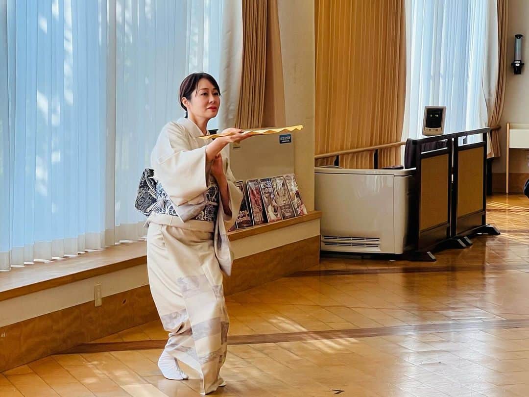 藤井美加子さんのインスタグラム写真 - (藤井美加子Instagram)「🌰 “ロイヤルケア高松秋祭り2023“ 4年ぶりの開催🎊にゲストで呼んでいただき日本舞踊と美と健康のお話をさせていただきました。  高松とのご縁を繋いで下さった方、お声掛けいただいた合田専務、施設スタッフさま、ご参加下さった皆さま、ありがとうございました。ほんだらな♡  #ロイヤルケア高松 #介護施設 #秋まつり #三木美加子」10月15日 16時46分 - mikako_miki