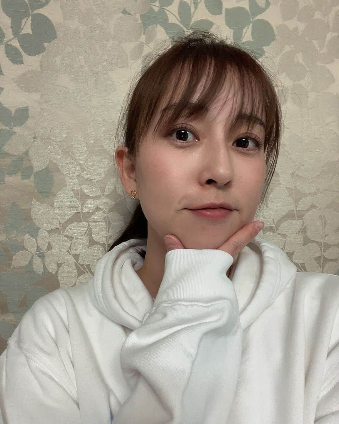 薄井しお里のインスタグラム：「秋華賞振り返り🎯 圧倒的１番人気のリバティアイランド圧勝でしたね！もう震えました！ 穴馬記事で書いたマスクトディーヴァが2着に入り、やっぱり秋競馬は毎年好調の私です🍂！ マスクトディーヴァは結果的に、書いた時より人気が上がったので穴感は無くなりましたが、書いた馬が馬券に絡むと本当に嬉しいです！  リバティアイランドの強さと、川田さんの誕生日パワーというか、普段から強いですけど今日はここぞとばかりに全鞍上きめきめだった気がしますね🥂🌼素敵なお誕生日となりますように🫧🎂  私は今日は朝からぐるぐる考えことを🌀秋華賞で頭いっぱいにして競馬を楽しんだ1日となりました🫧 みんなはどんな週末をお過ごし？ 寒いから気をつけてね🐻‍❄️🫧 #秋華賞　#競馬　#UMAJO #秋競馬　#秋のG1」