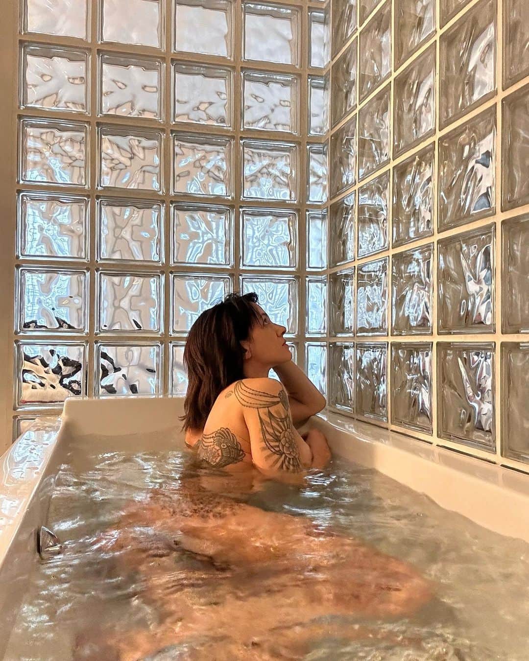 アーシア・アルジェントのインスタグラム：「Paris, c'était rapide et intense. Bisous, a bientot 🙋🏻‍♀️🩷」