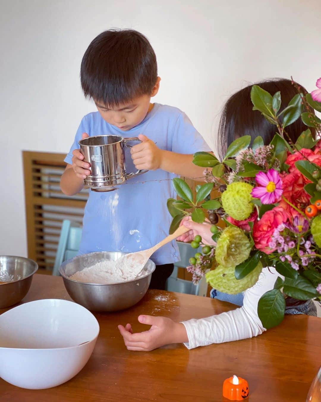 小川ひとみさんのインスタグラム写真 - (小川ひとみInstagram)「Weekend🥰 今日はお家でのんびり🏠 珍しく子供達も "お出かけはしない"とリクエスト 近くの公園へ行って お昼ご飯はラーメン🍜にして 午後からケーキ作り🍌 娘達も絶賛寝返り中で 今日はずっと頑張っています🤭 そろそろベビーサークルを 出さなきゃ…🏡 皆様もお休みゆっくり過ごせましたか🫶 いつもあたたかいメッセージに癒されています🥹 ありがとうございます🥰 #myweekend #mamalife #love」10月15日 16時42分 - hitomy220