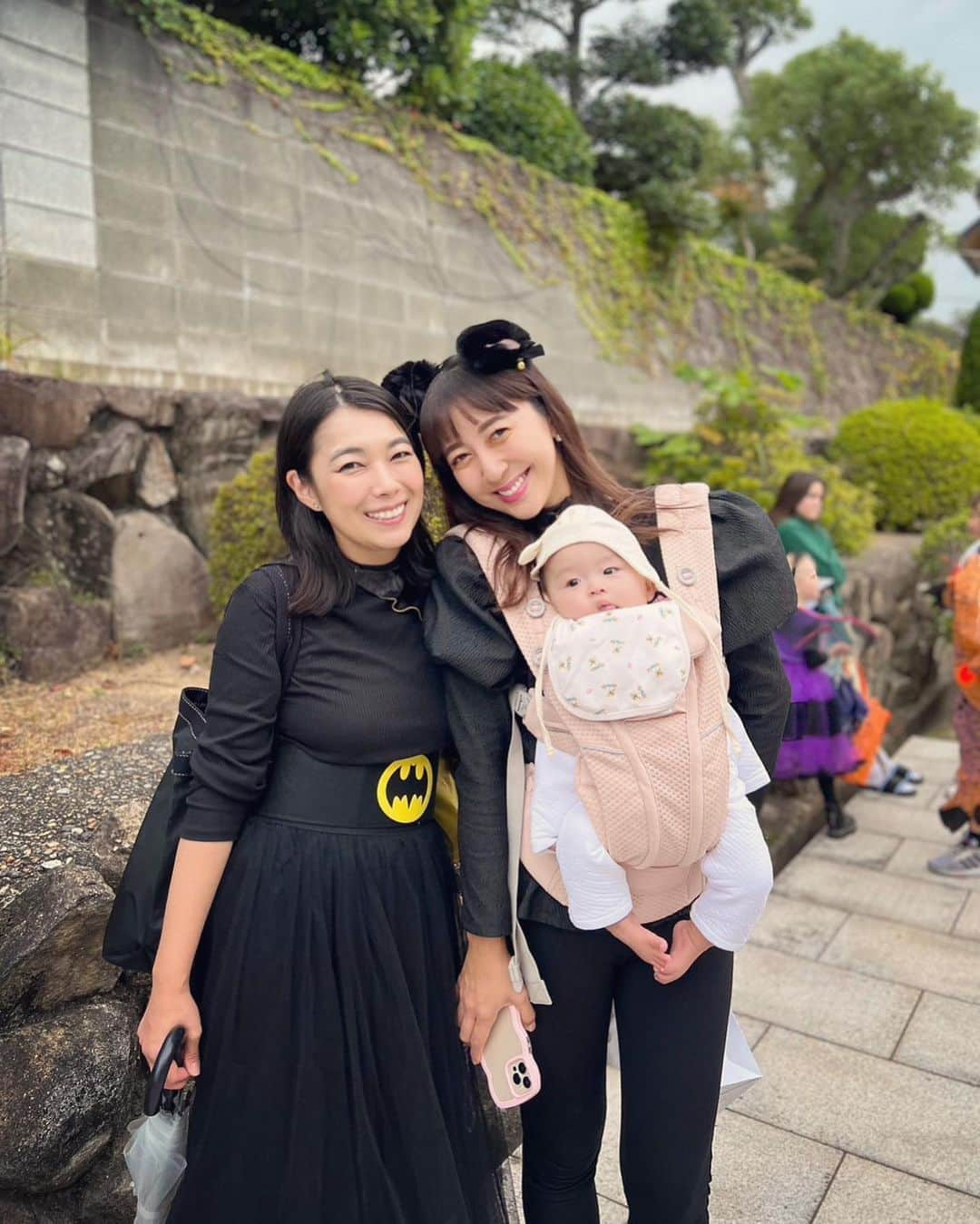 小川ひとみさんのインスタグラム写真 - (小川ひとみInstagram)「Weekend🥰 今日はお家でのんびり🏠 珍しく子供達も "お出かけはしない"とリクエスト 近くの公園へ行って お昼ご飯はラーメン🍜にして 午後からケーキ作り🍌 娘達も絶賛寝返り中で 今日はずっと頑張っています🤭 そろそろベビーサークルを 出さなきゃ…🏡 皆様もお休みゆっくり過ごせましたか🫶 いつもあたたかいメッセージに癒されています🥹 ありがとうございます🥰 #myweekend #mamalife #love」10月15日 16時42分 - hitomy220