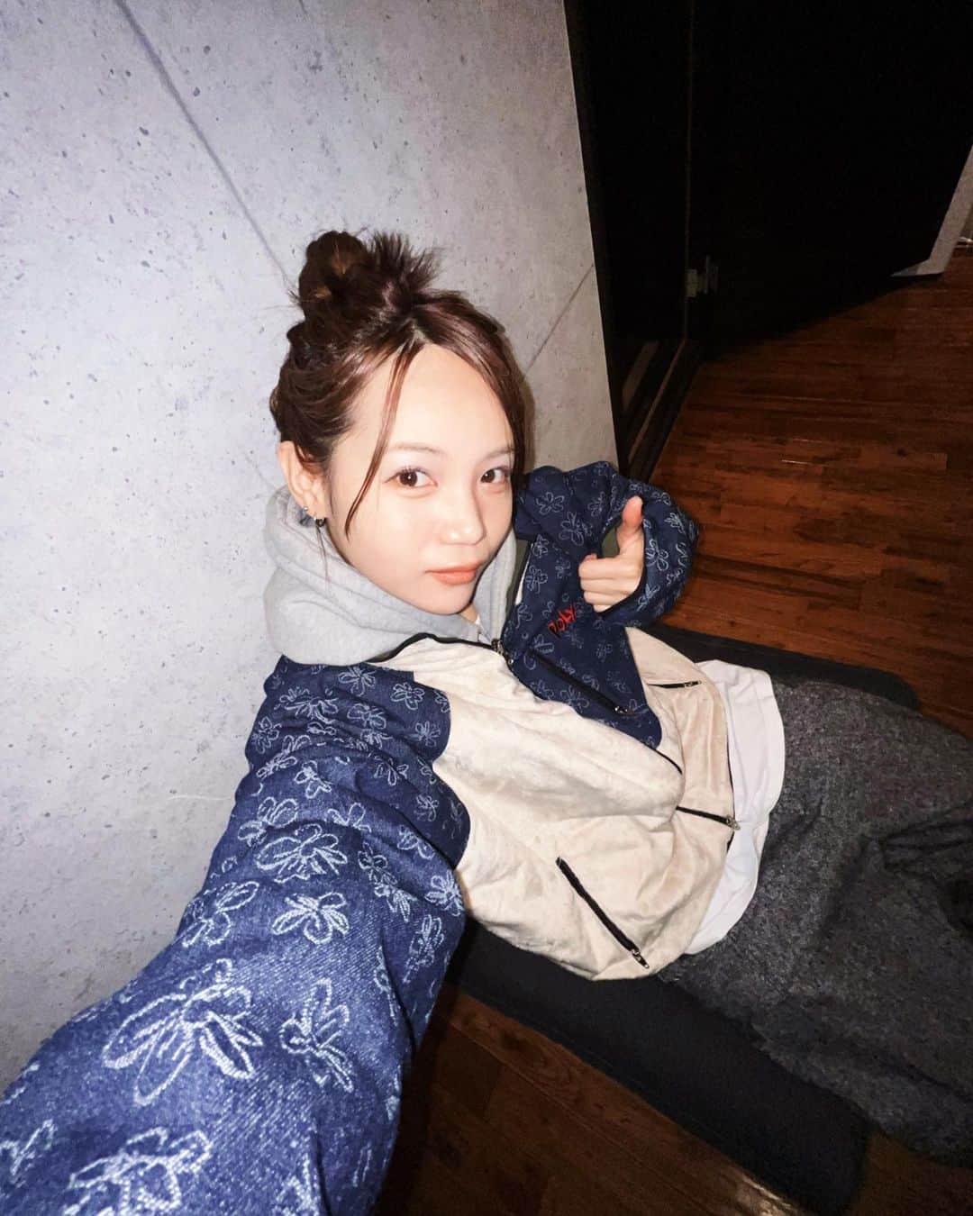 やすだちひろのインスタグラム：「【今日まで】  1枚目...あったかいよ 2枚目...羽織るだけでも可愛いよ 3枚目...フーディの上から着てもパツパツしないサイズ感だよ 4枚目...胸ポケットはこのくらい入るよ、ポケットは全部ジッパー付きでアウトドアでも安心だよ 5枚目...裏返すとミリタリーでかわいいよ 6枚目...裏側でもダブルジップが機能するよ。胸ポケット、腰ポケットも全て機能するし、ジッパー付きだよ。 7枚目...袖を折ると裏の花柄デニムが出てきて可愛いよ。 8枚目...newタグ可愛いでしょ 9枚目...裏側にも付けたよ 10枚目...これだよ  #pr #pr #pr #pr #pr #pr #pr #pr #pr #pr #pr #pr  〜エピソード〜 去年の夏(だったかな？)に韓国の生地市場で出会ったフラワー柄のデニム生地！ そのシーズンではイメージに合わなくて使わなかったんだけど、どうしてもいつか使いたいと思って取って置いたデニム生地でした👖  今季、このデニムを使ってジャケットを作ることを決めたのだけど、そもそも生地代が高かったので、 「せっかくだからこだわりをできるだけ全部ぶち込もう...でも絶対にお値段張ってしまうから、本当にこの服を気に入ってくれる数人に届いてくれたら...」 と思いながら制作、リリース🤲🏻  いざ蓋を開けてみたら Ep.2ではこのジャケットがとても人気なようで、嬉しい&ありがたい+一昨日の質問boxで沢山リクエストをもらったので 改めて紹介しました...！  POLYは一つ一つ生地を細かく選んで、数センチ、数ミリ単位で修正を繰り返しながらデザインしてこだわったアイテムばかりです。 決して手の届きやすい価格のものばかりではないので 「みんな買ってね😚☝🏻」 みたいなテンションでは言えないけれど、きっと着た時に良さが伝わってくれると思うので、 気になるものがあったらぜひお迎えしてくれたら嬉しいです🫶🏻！  今日の23:59が締め切りです、よろしくねー！」