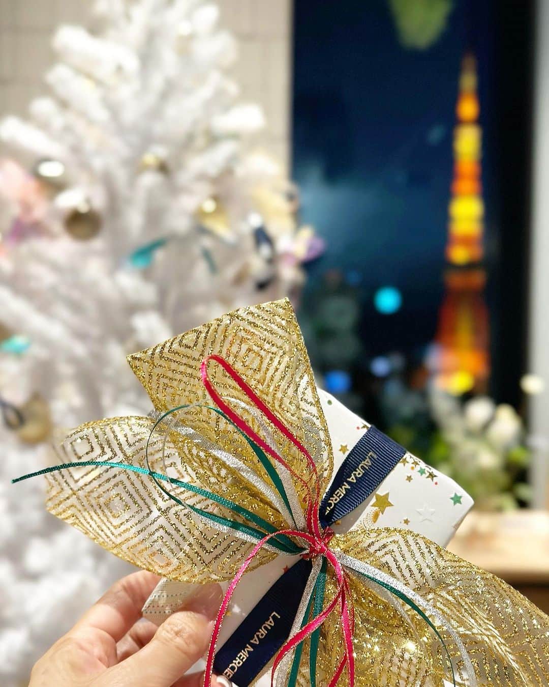 KAORI.OMURA 大村香織のインスタグラム：「🎄LAURA MERCIER HOL2023🎄 STARLIGHT FORTUNE PARTY🥂  ワクワクのシーズン😆  私の愛用コスメの中でも 高い率を占めている @lauramercier   素敵すぎるホリデーコレクションに囲まれて 楽しい時間を 送らせていただきました…♡  日が落ちるのが早くなって イベント会場から 色付いた東京タワー🗼も  イベント後に 夕食の予定があったのに asakoiwayanagiのスイーツは しっかりといただいてしまった🤭  来週にいただいたコスメを早速 使ってメイクしてみよう♡  #ad#ホリデーコレクション #ローラメルシエ #メイク好き #デパコス」