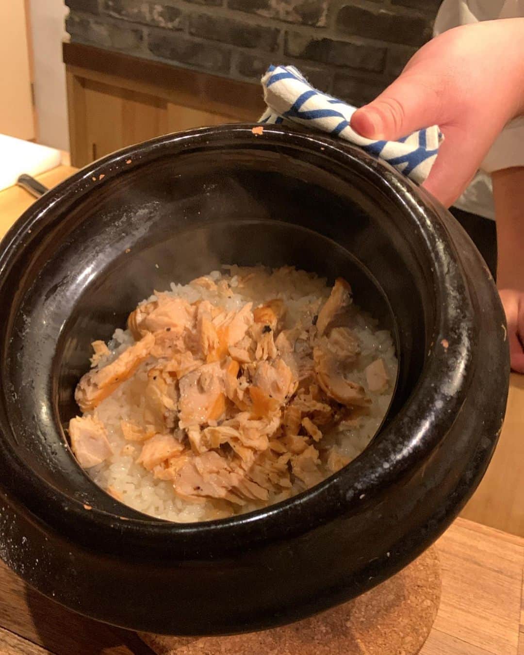 志摩有子さんのインスタグラム写真 - (志摩有子Instagram)「美味しかった先週の京都を振り返り。 今回の旅のナビゲーター　@mari_yasuda さんがカウンターでくつろいだ雰囲気でアラカルトで和食を楽しめる今いちばん注目のお店と連れて行ってくれたのが丸太町にあるつろく。 京味出身の若きご主人の作るお料理はどれも素材の持ち味を活かしたシンプルでセンスのいいものばかり。いちじくを添えた胡麻豆腐から始まり、揚げ栗、銀杏餅の白味噌椀、蓮根もちのあんかけ‼︎土鍋炊きご飯まで、その後新幹線に乗る駆け足のオーダーにも快く対応くださって感謝。次はゆっくりお邪魔したい。  #つろく #カウンター和食 #京都旅 #京都備忘録 #ariko旅」10月15日 16時55分 - ariko418