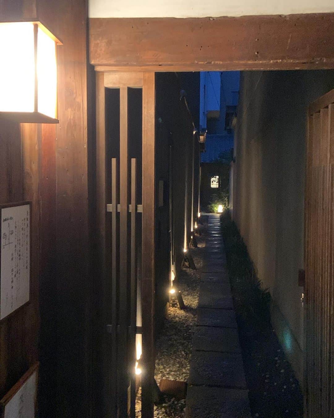 志摩有子さんのインスタグラム写真 - (志摩有子Instagram)「美味しかった先週の京都を振り返り。 今回の旅のナビゲーター　@mari_yasuda さんがカウンターでくつろいだ雰囲気でアラカルトで和食を楽しめる今いちばん注目のお店と連れて行ってくれたのが丸太町にあるつろく。 京味出身の若きご主人の作るお料理はどれも素材の持ち味を活かしたシンプルでセンスのいいものばかり。いちじくを添えた胡麻豆腐から始まり、揚げ栗、銀杏餅の白味噌椀、蓮根もちのあんかけ‼︎土鍋炊きご飯まで、その後新幹線に乗る駆け足のオーダーにも快く対応くださって感謝。次はゆっくりお邪魔したい。  #つろく #カウンター和食 #京都旅 #京都備忘録 #ariko旅」10月15日 16時55分 - ariko418