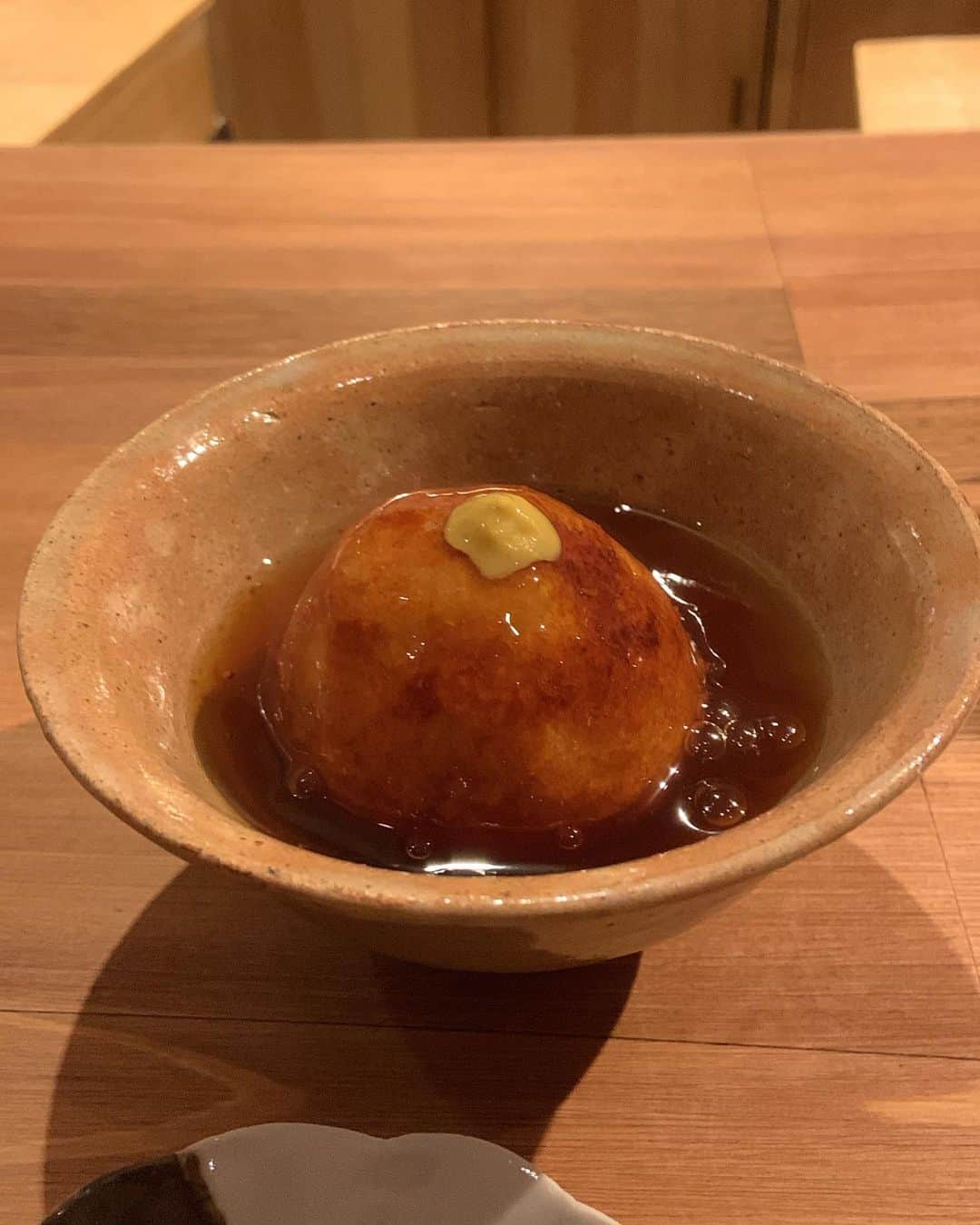 志摩有子のインスタグラム：「美味しかった先週の京都を振り返り。 今回の旅のナビゲーター　@mari_yasuda さんがカウンターでくつろいだ雰囲気でアラカルトで和食を楽しめる今いちばん注目のお店と連れて行ってくれたのが丸太町にあるつろく。 京味出身の若きご主人の作るお料理はどれも素材の持ち味を活かしたシンプルでセンスのいいものばかり。いちじくを添えた胡麻豆腐から始まり、揚げ栗、銀杏餅の白味噌椀、蓮根もちのあんかけ‼︎土鍋炊きご飯まで、その後新幹線に乗る駆け足のオーダーにも快く対応くださって感謝。次はゆっくりお邪魔したい。  #つろく #カウンター和食 #京都旅 #京都備忘録 #ariko旅」