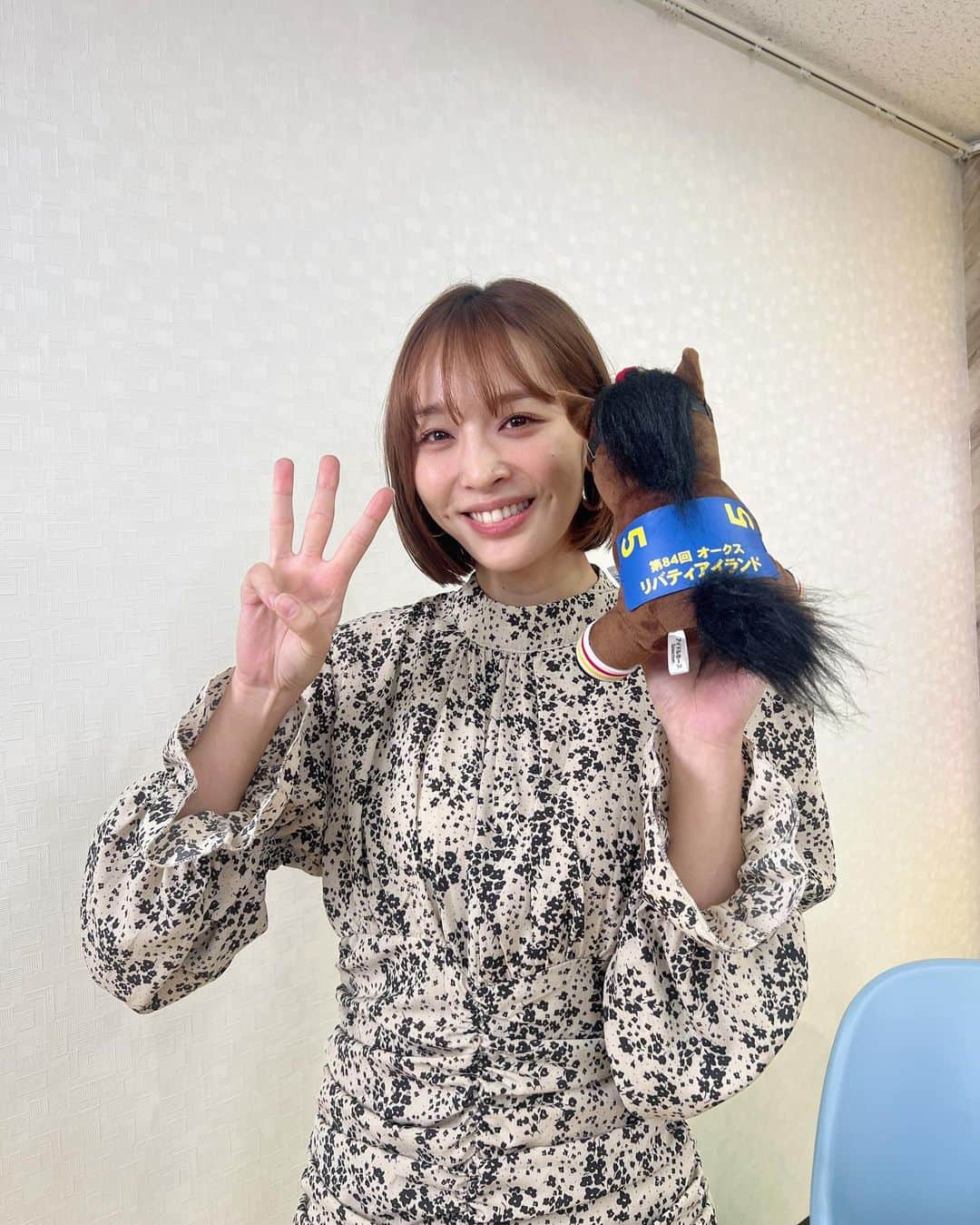 神部美咲のインスタグラム：「史上7頭目🐴🤎 牝馬三冠達成！！！  リバティアイランド 川田将雅騎手 陣営の皆様 おめでとうございます🎊👏  歴史的瞬間を目撃することができて 嬉しいです！  豪脚お嬢さん さすがの強さでした！！！！  馬券も牝馬三冠達成しました。笑  みなさんお疲れ様でした🙇‍♀️  #リバティアイランド #三冠牝馬 #牝馬三冠」