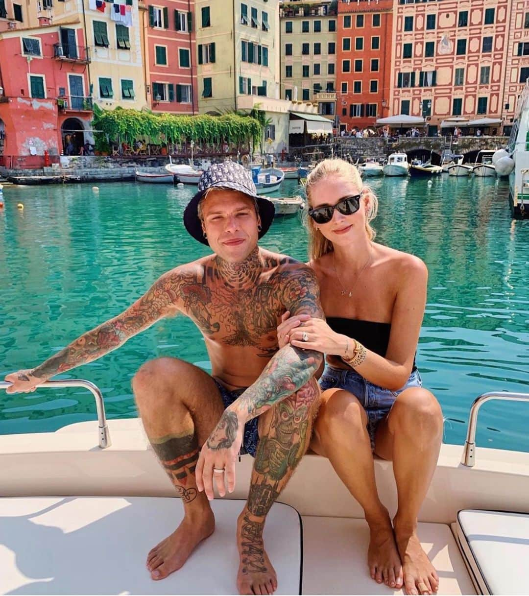 キアラ・フェラーニさんのインスタグラム写真 - (キアラ・フェラーニInstagram)「Happiest birthday to my husband @fedez ❤️  The first photo is the one of us that I see the most, because it’s the one that appears on my phone whenever he calls me 🥹  Thanks for creating a family with me, thanks for always being by my side, in the good and bad times ♾️  Ti amo, buon compleanno 💖」10月15日 16時50分 - chiaraferragni