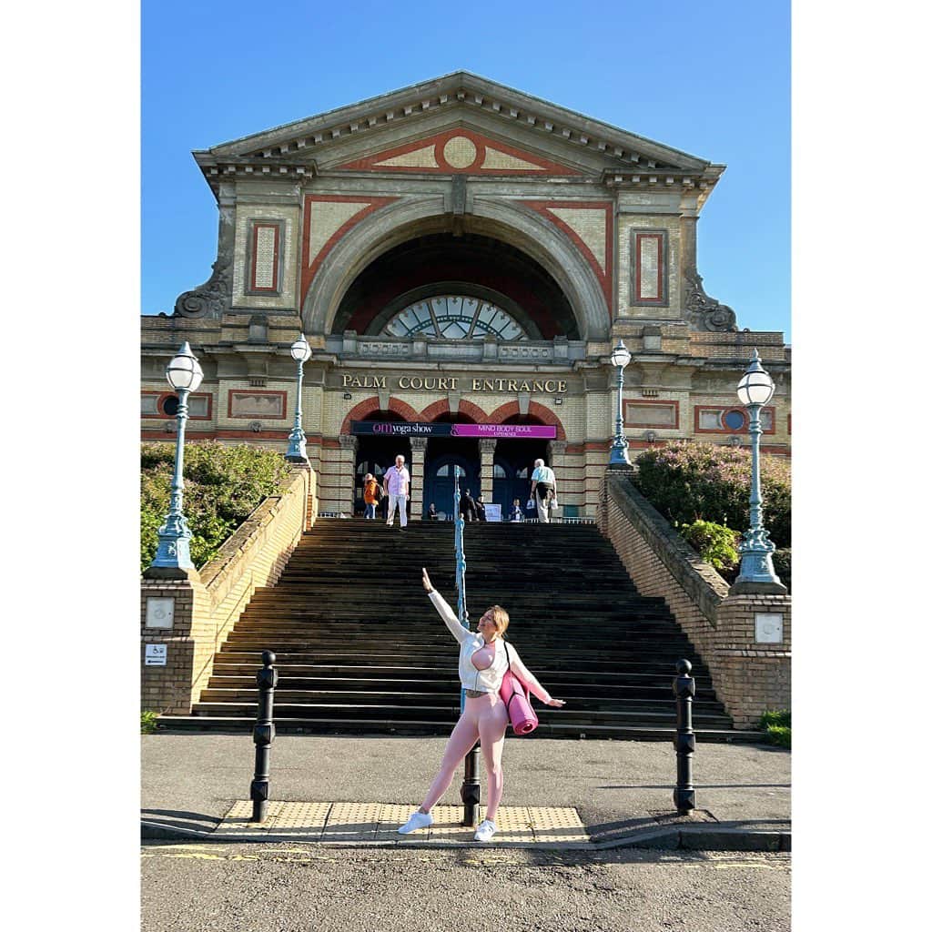 トレーシー・キスさんのインスタグラム写真 - (トレーシー・キスInstagram)「What an amazing time I had at the @omyogashow 🧘‍♀️ 🩷  Alexandra Palace is the perfect location for such an uplifting and feel good event. Set in the beautiful London hillside, the calming woodland and uninterrupted views of the city were spectacular on such a sunny autumn day.   Something that I've really missed, as I'm sure many people have, is face to face communication since lockdown and I cannot begin to explain how lovely it was to speak to small business owners about their true passions and journey through life as they create natural, organic, sustainable and heartfelt goods for the yoga community and beyond. The smiles, hugs and hand touching were so genuinely affirming and deepened my faith in humanity 🙏🏼   It was wonderful to lose myself deep in enthusiastic discussions, ask questions, understand peoples "why's" in business and see so many meaningful and heartfelt innovations from hand crafted jewellery, singing bowls and ceremony gongs to ethically sourced crystals, bespoke acupressure mats, meditation programmes, plant based nutrition and multifunctional activewear - there is something wonderful for everyone!  I'd like to wish every fellow business owner all the best for the show and encourage those who are thinking of starting a business venture of their own to take that first step. Together we can be the change that we wish to see and choose passion, freedom and the ability to make a positive difference to the world over dead end pay cheques in a job that we really don't enjoy. Life is entirely what YOU make it 🌟   #omyogashow #omyogashowlondon #omyogashow2023 #omyoga #yoga #yogi」10月15日 16時51分 - tracykissdotcom