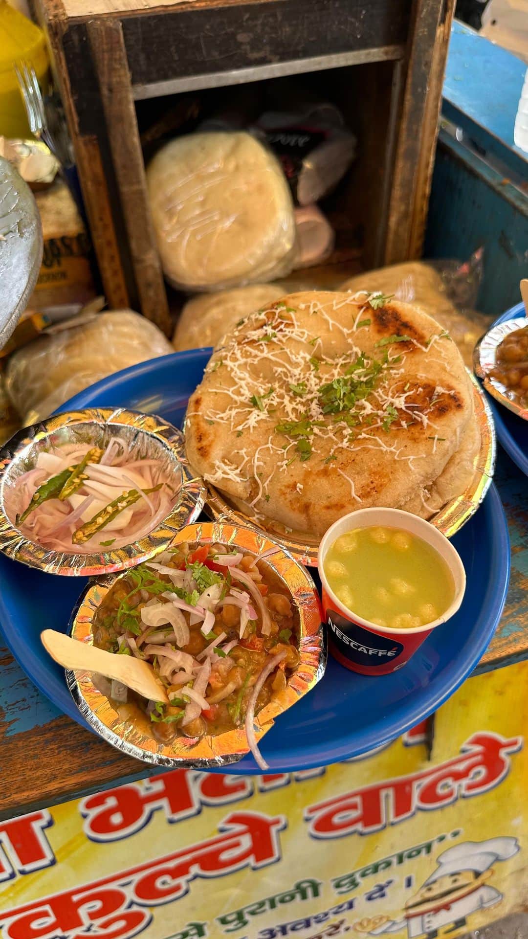 Karan Duaのインスタグラム：「24 Haree Mirch And 15 Nimbu Daal Ke Banaye Hai Chacha Bhatija Special Chole Kulche 😂😂.  Thanks To @agraeaters For Helping Us Exploring Agra Street Food.  #dilsefoodie #food #streetfood #cholekulche」
