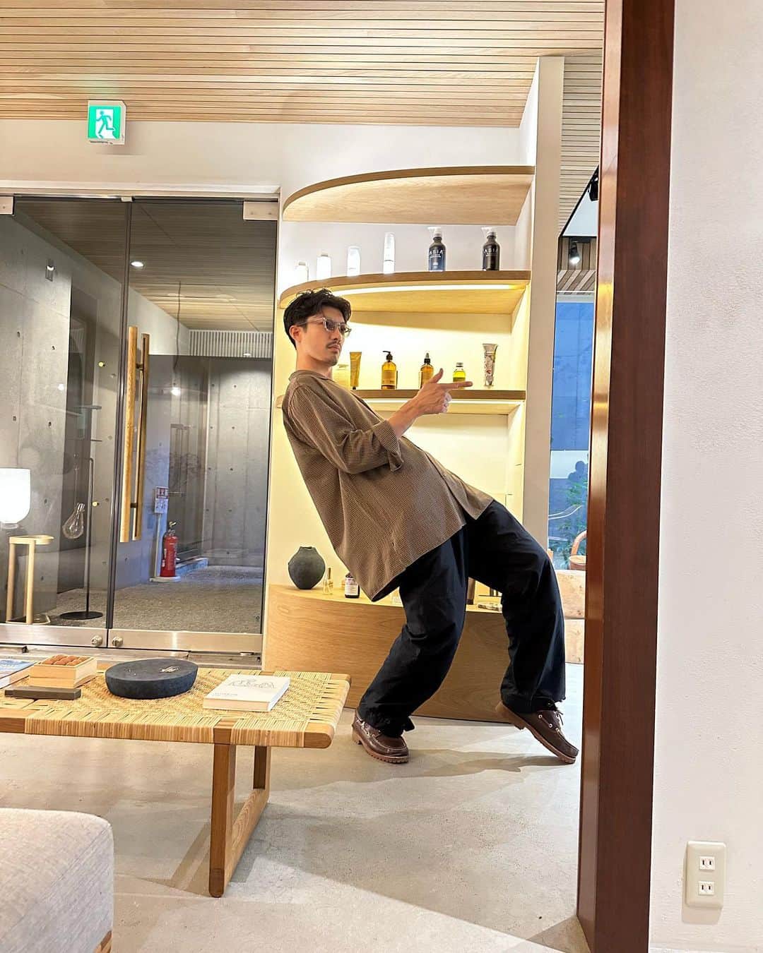 並木一樹のインスタグラム：「今日は空条承太郎とワムウのジョジョ立ち  その昔アカウント名はジョジョナミでした   shirt: @maatee_and_sons  pants: @niceness_official _  shoes: @timberland_jpn  eyewear: @eyevan_official   #COMOLI#apresse #デニム#leyuccas#アプレッセ #maateeandsons」