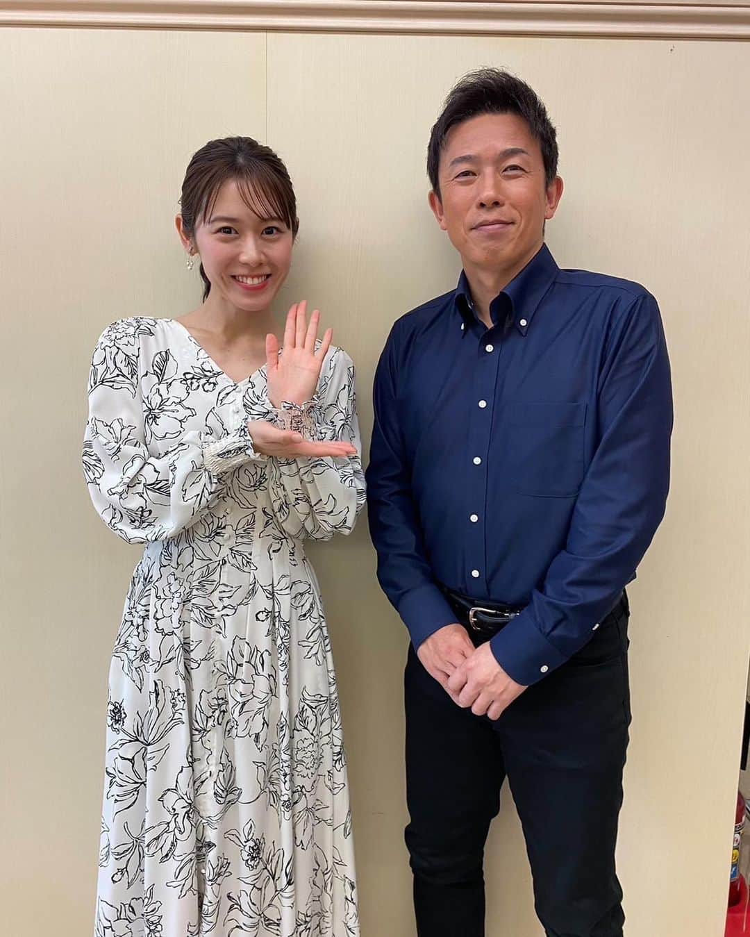 加藤愛のインスタグラム：「. #サンデードラゴンズ 赤星さんからドラフトの話をきくと 今年もこの時期がやってきたんだとワクワクします☺️✨✨  そして、昨夜TBSの赤坂5丁目ミニマラソンに参加した 若狭アナウンサーは足がぱんぱんだと言っていましたが、 今日も元気で、やりきった表情でした！！ 本当にお疲れ様でした😆👏🏻👏🏻  写真は、走る前のインタビューでの 完璧なポジショニングを再現しているそうです笑 たしかにたくさん映っていましたね🤣👏🏻  #サンドラ#解説#赤星憲広さん #おしゃべりめがね こと#若狭敬一#アナウンサー 来週は#滝行 ですね🌈」
