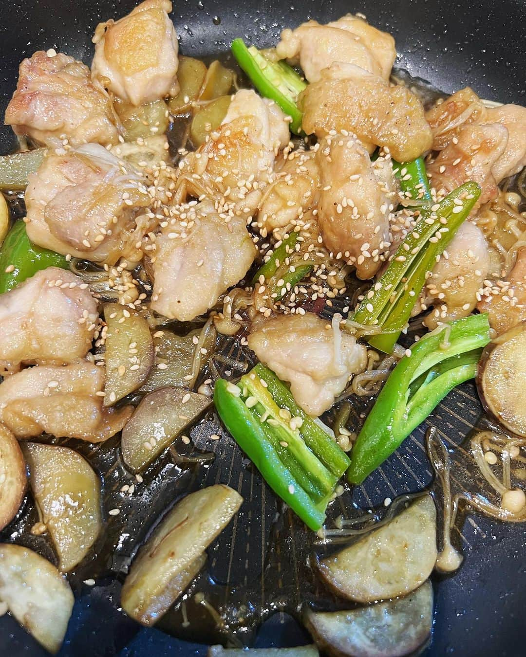 田中理恵のインスタグラム：「鶏肉と万願寺とうがらしとナスの甘酢炒め🍽️ 鶏肉は焼く前に片栗粉つけた🍀 味付けは しょうゆ　大さじ2 水　　　　大さじ1 砂糖　　　大さじ2 ごま　　　適当  以上。 田中のご飯。 ちなみに！万願寺とうがらしは辛くないよん🍀」