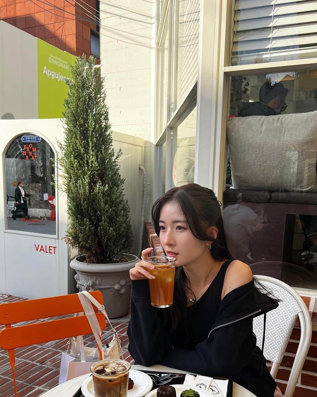 雨宮凜々子のインスタグラム：「めちゃくちゃ店内可愛かった🧁 個人的には薬菓を使ったスイーツが◎  #韓国グルメ #韓国カフェ #카페 #cafe #seoul」