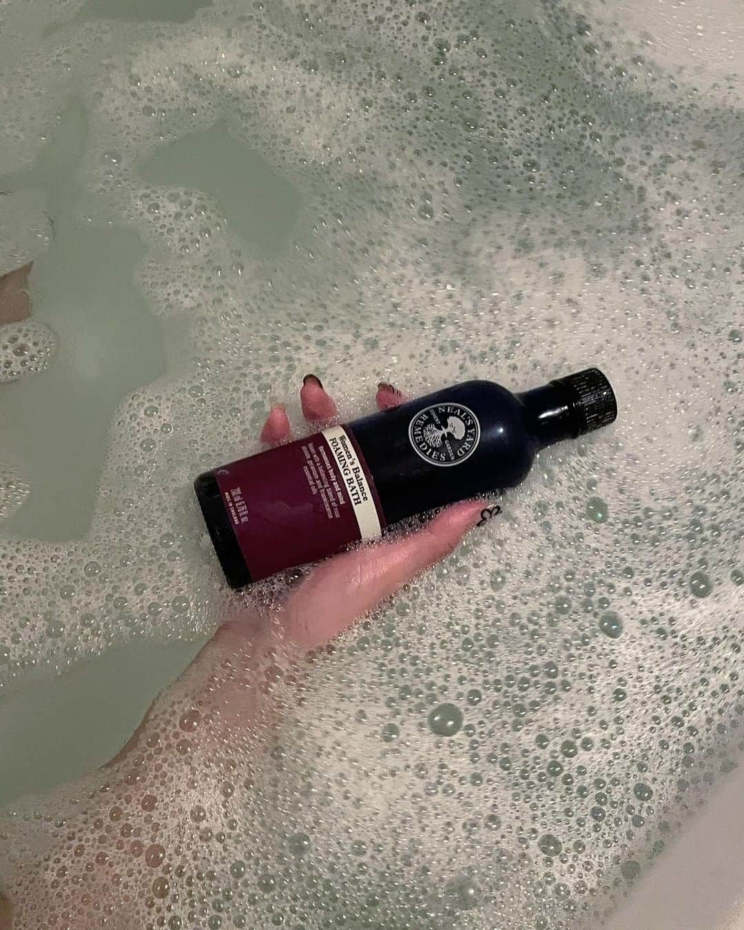 Neal's Yard Remediesのインスタグラム：「It's a Women's Balance kind of #SundaySoak 🛁 🧼 ⁠ ⁠ Gentle and conditioning, our Women’s Balance Foaming Bath is expertly formulated with mild plant-based cleansers and our best-selling Women’s Balance Aromatherapy Blend. Perfect for dry skin in need of a little TLC, this aromatherapeutic bath foam relaxes as it leaves skin nourished, soft, and healthy-looking.⁠ ⁠ ✨Conditions and relaxes⁠ ✨Harmonises body and mind⁠ ✨With aloe vera and glycerine⁠ ✨Certified COSMOS natural⁠ ✨Vegan approved⁠ ⁠ Tap to shop this product.⁠ ⁠ 📸@ting_77777」