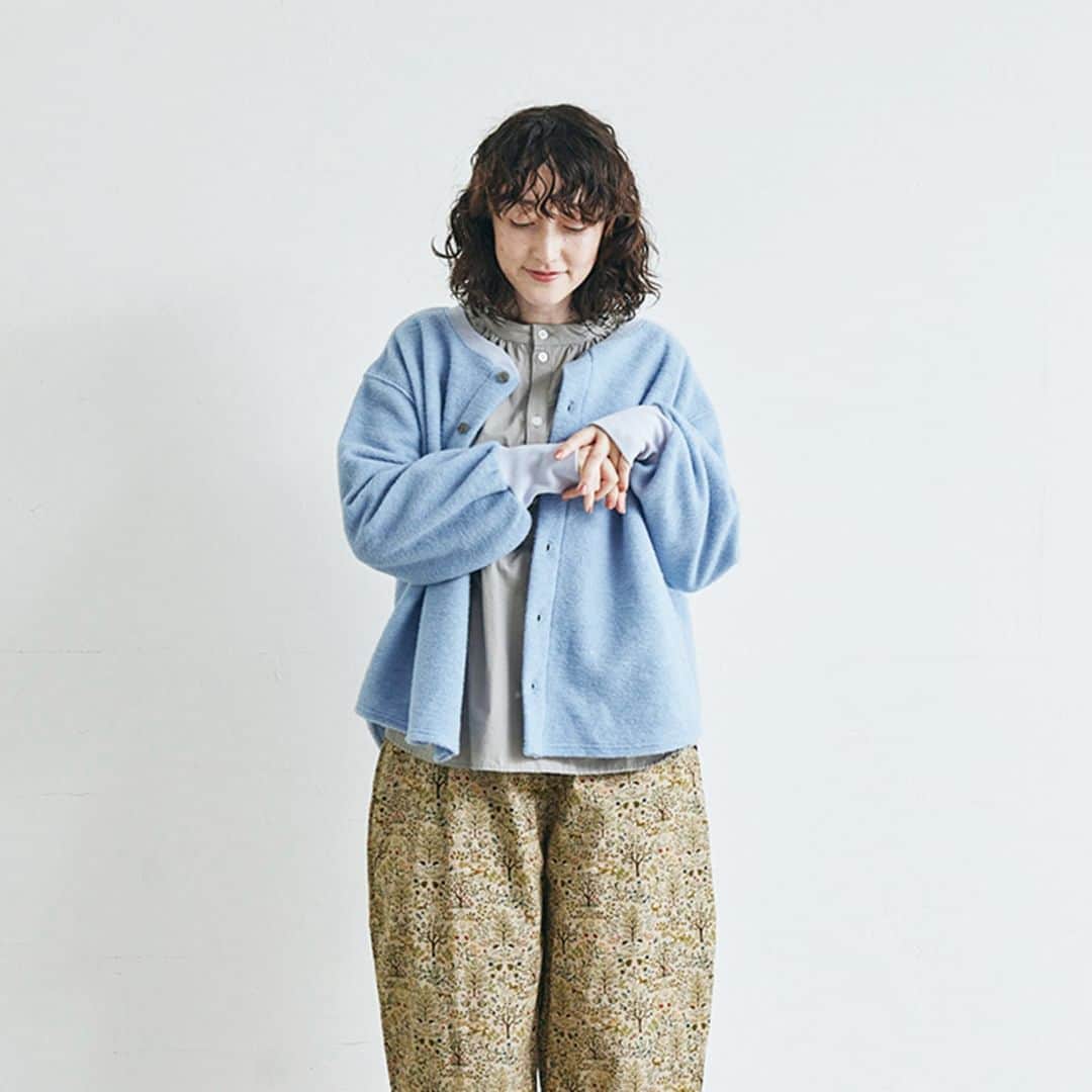 のインスタグラム：「ふわふわでかる～い着心地🕊 トラベルウールカーディガン  －－－－－－－－－  ウールとポリエステルのいいとこどり◎ 温かいのに、まるで着ていないかのような軽い着心地。 重ね着が増える秋冬にうれしいアイテムです👌🏻  うしろの着丈が長くなっているので、 気になるラインもカバー。 ボトムスを選ばず活躍してくれますよ✨  秋冬はパッと目を惹くアイリスや、 レッドが気になるところ...😌 ダークカラーになりがちな秋冬コーデの 差し色に是非いかがでしょうか？  もちろん他にも素敵なカラーが揃っているので 商品ページをチェックしてみてくださいね＊  －－－－－－－－－  NARU｜(ナル) トラベルウールカーディガンジャケット https://kinarino-mall.jp/item-101192 －－－－－－－－－  ▶画像をタップすると詳細情報をご覧いただけます。  ▶プロフィールの「インスタ掲載」ボタンから、ご紹介商品をまとめてご覧いただけます。→@kinarino_official  ▶キナリノアプリでも販売中！ 「お買いもの」→「インスタグラム掲載アイテム」 　 ※ダウンロードはプロフィールリンクから→@kinarino_official  #キナリノモール #キナリノ #丁寧な暮らし #暮らし #カーディガン #羽織り #重ね着 #秋冬コーデ #秋コーデ #あったかコーデ #シンプル #レイヤード #今日のコーデ #ナチュラルコーデ #NARU #Cardigan #style #fashion #comfortable #fashionista #coordination #simple #ootd #instafashion」