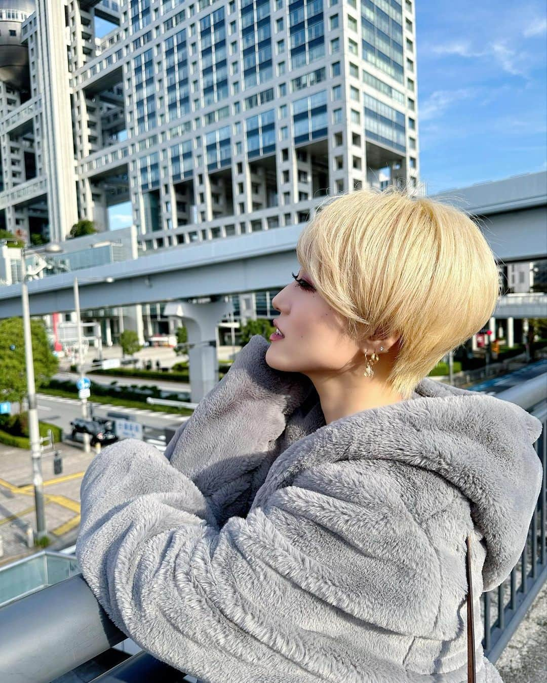 五月千和加のインスタグラム：「. 抜きっぱなしブロンド👱🏻‍♀️  今回は根本のブリーチのみで、抜きっぱなしです😊👌 前回の色落ちが綺麗過ぎたので重ねてカラー🩵する必要なく❤️ とーっても綺麗なブロンドです❤️  いつもアンククロス @ankhcross_ikebukuro の　@masaki4128 にお願いしています💕  いつもありがとう🩷  #ankhcross #アンククロス　#ブロンド　#金髪　#金髪ショート #金髪女子 #年子ママ　#2児ママ #2児のママ #ブロンドヘアー #ブロンドカラー #抜きっぱなしブリーチ #抜きっぱなしブロンド #金髪ショートボブ #blond #shorthair #shorthaircut #shorthairstyle #blondehair #hairtutorial #haircolor #hairstyle #2kids #2kidsmama #ママコーデ #ママファッション #mama」