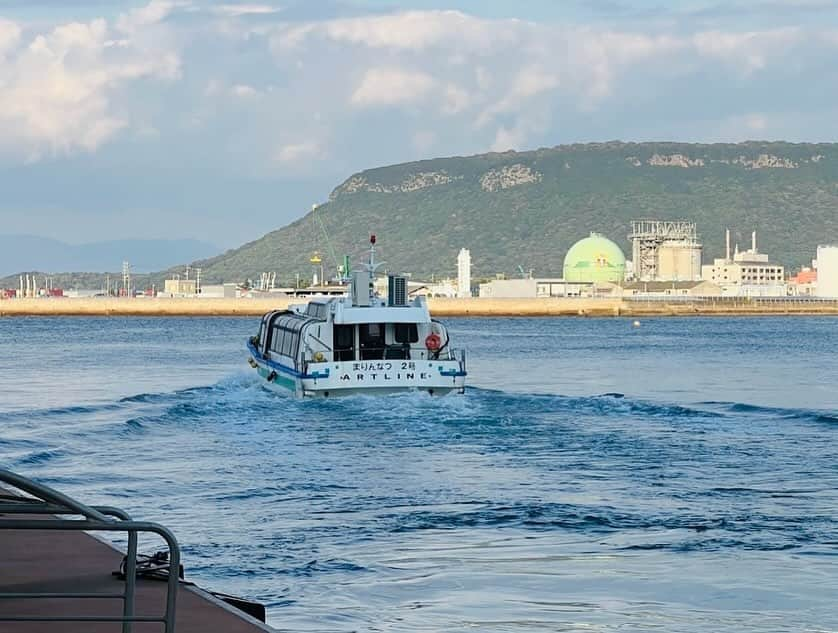 藤井美加子さんのインスタグラム写真 - (藤井美加子Instagram)「🚢高松港から出航𓂃 𓈒𓏸  島巡りの一人旅へ。 初めての高速船 なかなかワイルドだわ 夕日が美しい  さてどんな旅になるやら🐒🎒  #島巡りの旅  #女一人旅 #しゅっぱーつ  #リュック開きがち #気をつけます」10月15日 17時01分 - mikako_miki