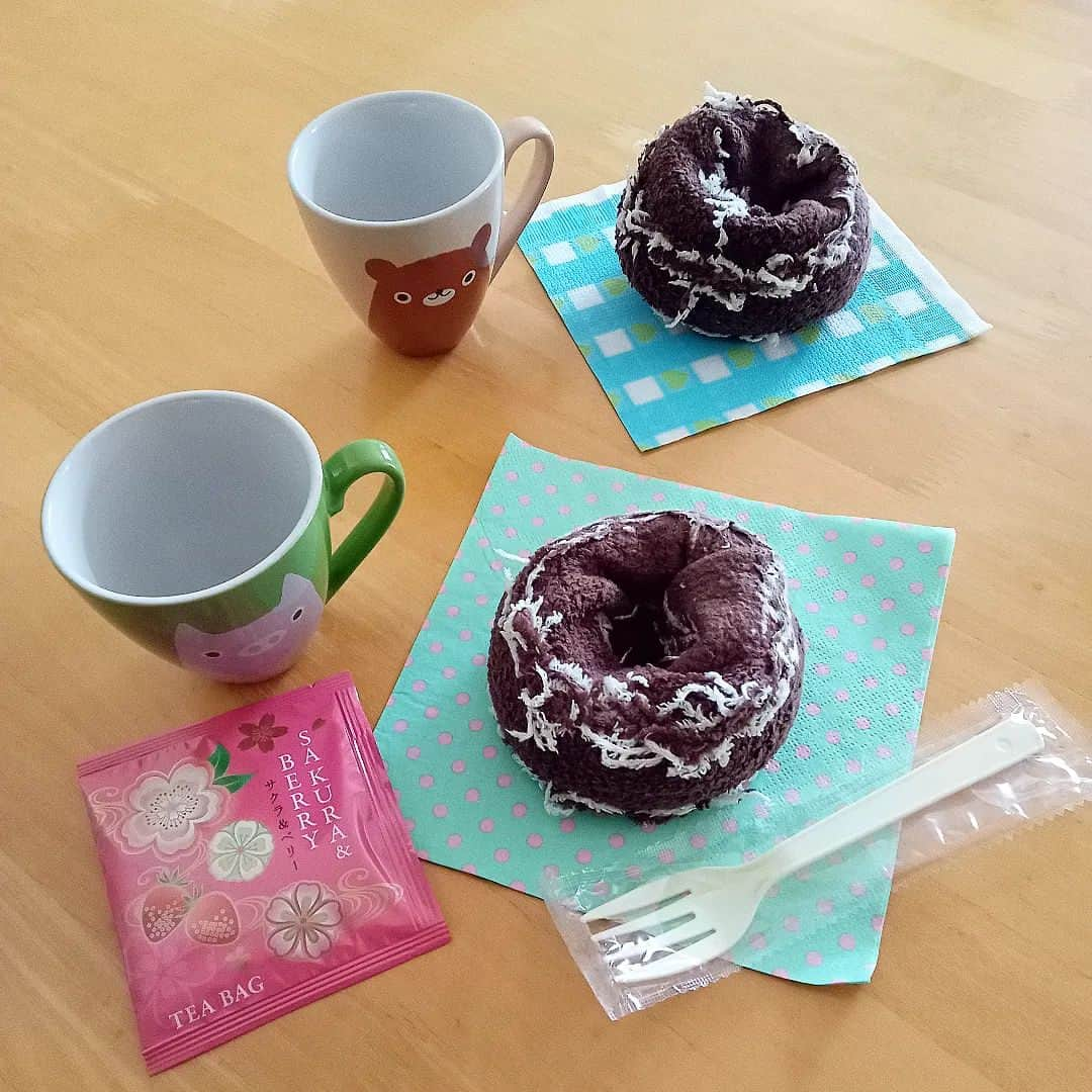 sweet_strawberryのインスタグラム：「☕🍴🍩今流行りの！【ドーナツ】🍩⚠️【嘘】です。 🧦🧺洗濯後、未着用【#靴下 】です🧦 夏場は裸足で部屋の中、過ごすけど、ここ最近めっきり涼しくなって、裸足も寒いので、今日、ちょっとモコフワしたルームソックス出した。 🧦ボーダー柄の靴下を裏返し丸めてみたら、こうなった🍩🍩 「食欲の秋」「芸術の秋」ですな。 · 私、一昨日、 🚄「マッハ ツアー」が、 🧠「アルツハイマー」に見えた。 ヤバイ私。 · #フェイクスイーツ #ソックス#ルームソックス#丸めた#フェイクフード#食べられません#嘘#騙された#工作大好き#手作りおもちゃ#おままごと#新商品#手作りドーナツ#ドーナツ作り#食卓風景#うちカフェ」