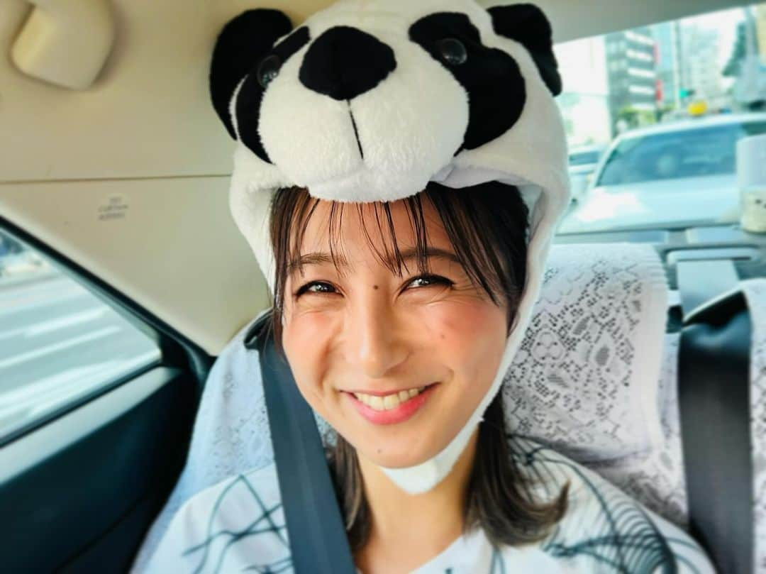 近藤夏子さんのインスタグラム写真 - (近藤夏子Instagram)「.   今週のサンジャポロケ中の１枚🐼笑 　  アジア大会から帰国後 最初のロケはパンダをかぶって MGCのコース紹介をしました🐼笑 　 この姿で街中に出るのは恥ずかしかったです笑  　 いつもユニークなサンジャポロケ✨ スタッフさんもずっと前から一緒なので楽しくロケしてます🫶🏻 　 　 さて、今夜はS☆1  24:25〜見てください😙💗 　 　 . #ロケ #パンダ #サンジャポ」10月15日 17時10分 - kondokako0804