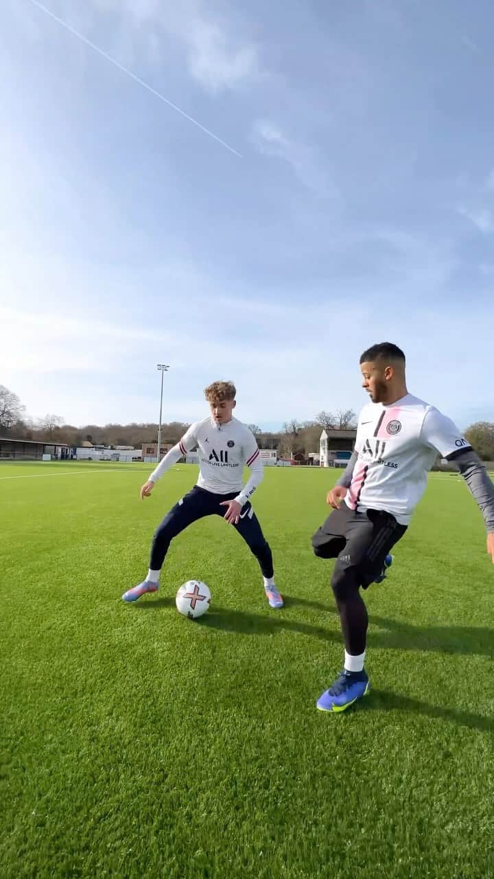 F2Freestylersのインスタグラム：「3 OUTRAGEOUS MATCH PLAY SKILLS…..🤯🤩  #football #soccer #skills #tricks #match #goal」