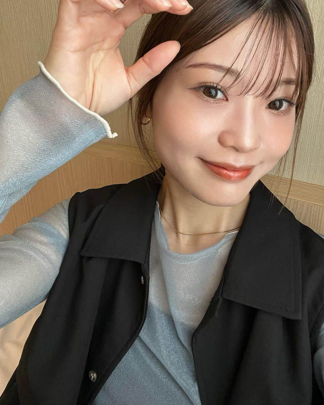 三橋栄香さんのインスタグラム写真 - (三橋栄香Instagram)「美容まとめ✍️  1枚目はホワイトニング行った時の〜🦷 前回クリーニングもしてもらったブランデンタルケアさんにて！ @burandentarukea  コーヒーやカレーは大好きだからやめられん😂ので、定期的にホワイトニングして白さ保つようにしてまっす！  初めてだった眉アートはFARSTARTMAKEにて！ 担当は野田さん(@ao_artmake )でした❣️ 仕上がりがめちゃくちゃ自然で驚いた〜〜😳 施術直後とかも、めちゃくちゃ濃くなるイメージだったけど全くそんな事なくすごーく自然で！メイクが楽になった〜〜！ 自分から視点じゃなくて、人から見られた時に左右対称になるように、すっっごく丁寧に微調整して下さってとても安心できました🫶 1回目は色落ちしやすいから2回はマストでやったほうがいいみたい！  あとは、最近渋谷にオープンした美容皮膚科にてハイフ！ @shibuya_bunkamuradori_hifuka   結構前に別のところでエステハイフした事あったんだけど 医療なのに今回の方が痛みを感じなくて、あれ、パワーが弱いのかな？と思って聞いてみたら最新の医療機だから痛みが少ないらしい！すごい！！👏  オーダーメイド施術してもらえるのも素敵！そのまま一般皮膚科でもお肌見てもらいました〜！ 皮膚科って閉まるの早いけどここは20時までやってるんで仕事終わりにもいけるしおすすめです🙌  美容院は @principe_harajuku にて @yokotakuxx のところへ〜💇‍♀️ 少し前に髪質改善の髪リペ をしてサラ艶にして頂いたのだけど、裏メニューのトリートメントが良すぎて、量り売りしてたのでゲットしてサラサラを保っている！  お店でオリジナルで配合してるトリートメントみたいで、使った時の髪質が全然違うからびっくり。お気に入り！  そんな感じの美容投稿でした またおすすめあれば投稿しまっす🥰💯  #学芸大学 #歯医者 #ホワイトニング #歯石除去#眉アート #アートメイク#眉毛#メイク#ハイフ#美容#美容医療 #皮膚科#渋谷文化村通り皮膚科#beauty#hair#hairsalon#principe#美容院#原宿#美容室#サロン#プリンシペ#セミロング#ヘアスタイル#巻き髪#ダメージケア#ヘアカラー#トリートメント#髪質改善#髪リペ」10月15日 17時12分 - mihashi_haruka