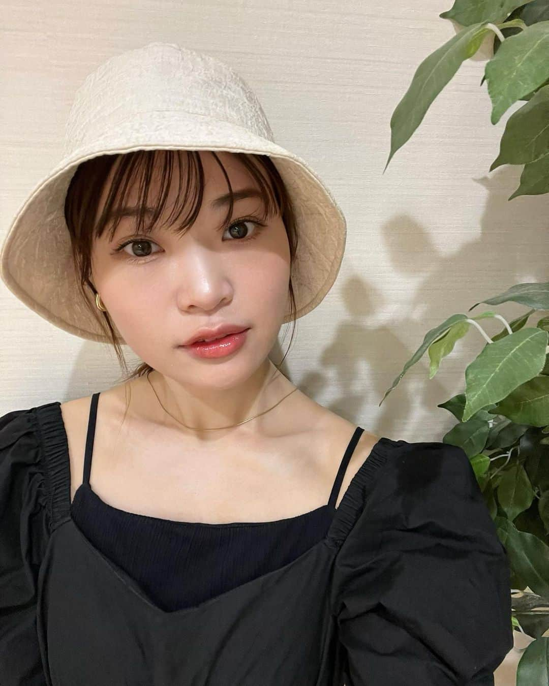 三橋栄香のインスタグラム：「美容まとめ✍️  1枚目はホワイトニング行った時の〜🦷 前回クリーニングもしてもらったブランデンタルケアさんにて！ @burandentarukea  コーヒーやカレーは大好きだからやめられん😂ので、定期的にホワイトニングして白さ保つようにしてまっす！  初めてだった眉アートはFARSTARTMAKEにて！ 担当は野田さん(@ao_artmake )でした❣️ 仕上がりがめちゃくちゃ自然で驚いた〜〜😳 施術直後とかも、めちゃくちゃ濃くなるイメージだったけど全くそんな事なくすごーく自然で！メイクが楽になった〜〜！ 自分から視点じゃなくて、人から見られた時に左右対称になるように、すっっごく丁寧に微調整して下さってとても安心できました🫶 1回目は色落ちしやすいから2回はマストでやったほうがいいみたい！  あとは、最近渋谷にオープンした美容皮膚科にてハイフ！ @shibuya_bunkamuradori_hifuka   結構前に別のところでエステハイフした事あったんだけど 医療なのに今回の方が痛みを感じなくて、あれ、パワーが弱いのかな？と思って聞いてみたら最新の医療機だから痛みが少ないらしい！すごい！！👏  オーダーメイド施術してもらえるのも素敵！そのまま一般皮膚科でもお肌見てもらいました〜！ 皮膚科って閉まるの早いけどここは20時までやってるんで仕事終わりにもいけるしおすすめです🙌  美容院は @principe_harajuku にて @yokotakuxx のところへ〜💇‍♀️ 少し前に髪質改善の髪リペ をしてサラ艶にして頂いたのだけど、裏メニューのトリートメントが良すぎて、量り売りしてたのでゲットしてサラサラを保っている！  お店でオリジナルで配合してるトリートメントみたいで、使った時の髪質が全然違うからびっくり。お気に入り！  そんな感じの美容投稿でした またおすすめあれば投稿しまっす🥰💯  #学芸大学 #歯医者 #ホワイトニング #歯石除去#眉アート #アートメイク#眉毛#メイク#ハイフ#美容#美容医療 #皮膚科#渋谷文化村通り皮膚科#beauty#hair#hairsalon#principe#美容院#原宿#美容室#サロン#プリンシペ#セミロング#ヘアスタイル#巻き髪#ダメージケア#ヘアカラー#トリートメント#髪質改善#髪リペ」