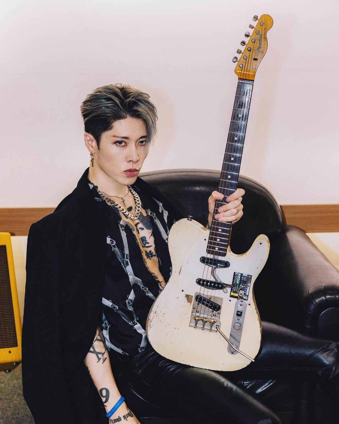 雅-MIYAVI-のインスタグラム：「MIYAVI Signature @fender @fender_jp guitar is now available in China 🇨🇳 不要错过哦⚡️⚡️🫡🎸」