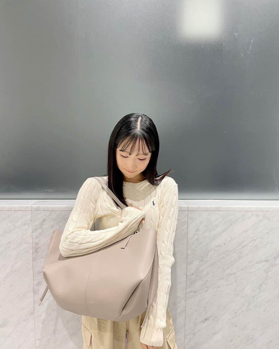 のインスタグラム：「落ち着いた色の季節🥯🍂🗒️  大きくて荷物が多い日には いっぱい入る~☺︎  #polene #PR」