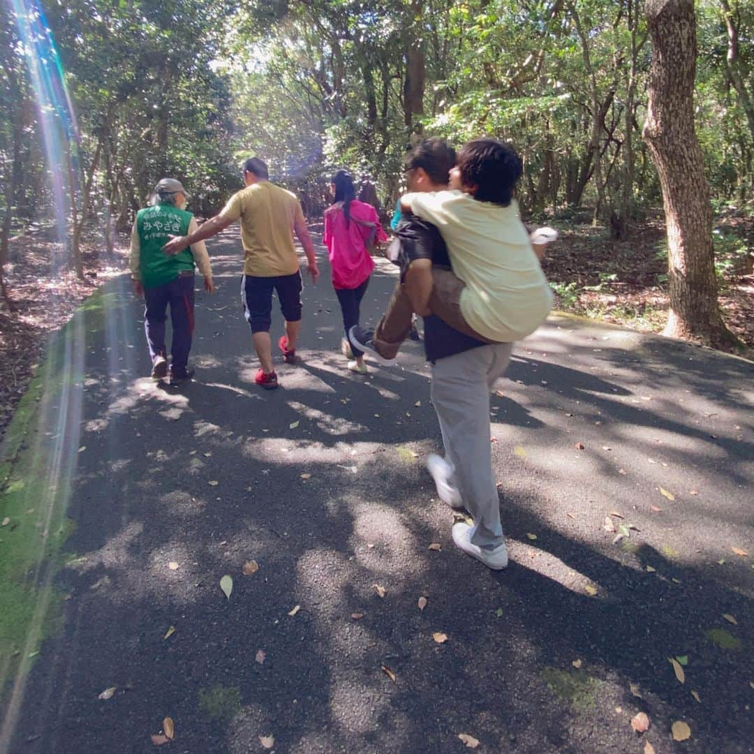 山田まりやさんのインスタグラム写真 - (山田まりやInstagram)「♡  大人の遠足♡ 今回はお友達 山ちゃんの故郷 宮崎 へ2泊3日の旅♡  メンバーは @namiki_yoshikazu_official ♡ @shungooyama ♡ @oukajunko ♡ @mariya.yamada ♡ 山ちゃん♡ ムネくん♡  なんと2日目の朝に バレエダンサーの #西島数博 さん @kazuhiro_nishijima が サプライズで登場して みんなビックリ‼️🤣🎉✨  西島さんは 日向市観光大使という事で✨ スケジュールを調整して 急遽駆け付けて下さり🥹✨  素晴らしいプランで アテンドして下さり 大感動でした😍😋🎉✨  みんなで #宮崎 #グランピング  #日向ヴィレッジ に宿泊して  3日間で10ヶ所くらい 素敵な神社様に行けました😆🙏⛩✨  私はなんと♡ おみくじ6回連続 大吉❣️😍✨  最幸のメッセージを いただきまくりでした❣️🌈✨✨✨  山ちゃんの先輩 kenうるおい歯科院長の 黒木健次郎さん✨ 薬剤師の黒木教彰さん✨  宮崎県高千穂町の 藤本昭人副町長さん✨  株式会社エビス商事 @ebisutori の 桑畑直樹社長さま✨  今回お世話になりました 皆々様💗 ありがとうございました🥰🙏✨✨✨  ストーリーに 思い出写真いっぱいアップしますねー🥰✨ ・ ・ ・ お仕事のご依頼は プロフィールのURLへ お願いします😄✨ ・ ・ #オリジナルブランド #mariyaschoice  @mariyas_choice  #大豆ヌードル #大豆ミート #大豆オイル #プロフィールからサイトへ飛べます 🧡 #溶かして使う洗剤シリーズ #sdgs #eco #サスティナブル #プラスチックフリー  一般社団法人MwM Japan 代表理事　山田まりや  〜子供たちには人格形成が育まれる大事な時期に 心と身体に沢山の愛と栄養を届けてあげたい、 母子ともに心豊かに暮らせるシステムを作ることが目標です 🌈〜  #一般社団法人  #mwmjapan  @mwmjapan613  #代表  #山田まりや  #シングルマザー  #シングルマザー支援  #女性雇用支援  #子ども支援  #チャリティーブランド @lino_rima_official   #lovemylife  #loveyourself  #love  #purpleyou」10月15日 17時15分 - mariya.yamada