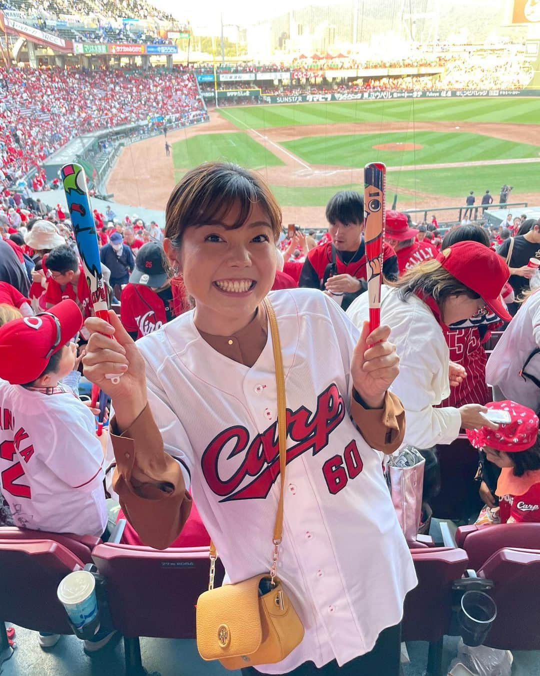 田村友里のインスタグラム：「うおおおおお！！！ カープやったぞぉぉぉぉ！！！ ファイナルステージーーー！！！！  鳥肌たちました！ そして今日も何回かジンワリ涙出ました。 さすがの全員野球！！  今日は人生初の1人野球観戦で、楽しめるか若干不安もあったものの、 始まってしまえば、自分でも驚くほど叫んでました😅 そして周りの方とめっちゃ仲良くなりました。 1人だしなぁと買わなかった風船を隣の方がひとつ分けてくださったり、 お腹すいたし飲み物も飲み干しちゃったけど見逃したくないなぁって時に、後ろの方が分けてくださったり。 ファンの皆さんの温かさ、一体感にも感動。 広島に生まれてよかったー！！！！！  もうこれは #カープ日本一 ですわ 明日の「イマナマ！」のカーチカチも楽しみすぎる✨ ぜひご覧ください！！  #カープ #クライマックスシリーズ #ファイナルステージ #こいほー」