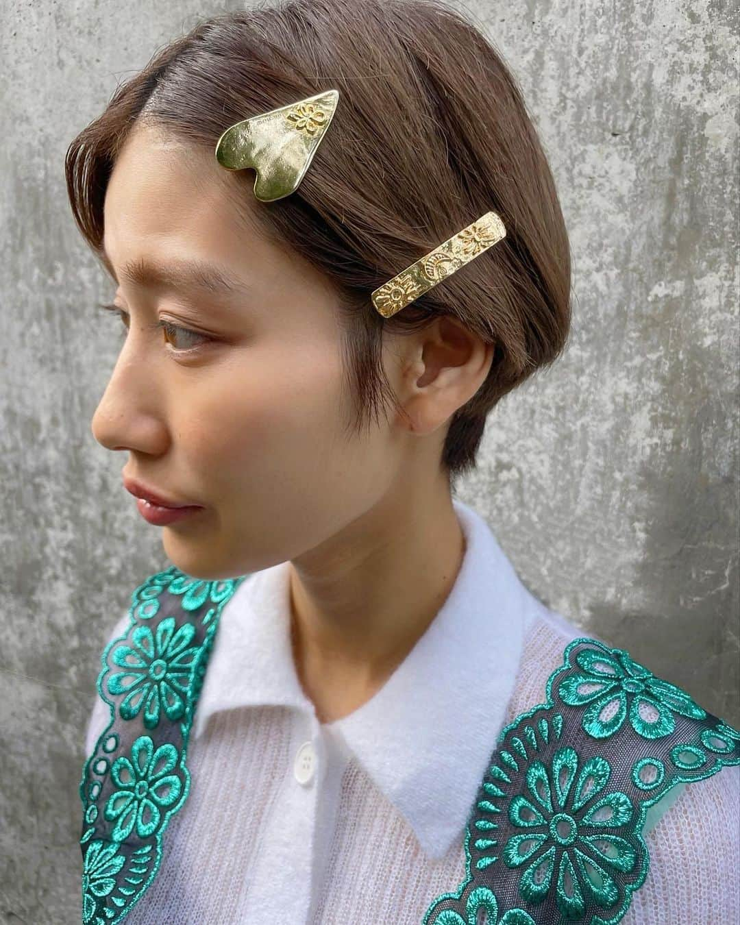 芽朗さんのインスタグラム写真 - (芽朗Instagram)「mellow hair accessories 🪮  合わせてイヤリングを 本日18:00〜1週間(22日23:59分迄)受注開始致します。  私の落書きを元に様々な気持ちを落とし込んだ作品は身に付けて下さる方の朝と夜、日々変わる心情に寄り添うモチーフを描いています。  他のアクセサリーと合わせるのも素敵ですが、  アクセサリーの力を借りたいけれど、首耳手元をラフにストレス無く過ごしたい日に髪だけでアクセサリー欲を満たすことが出来たら、と考えたのがdesignの発端になります。  その日の自分に合わせた形で身に付けていただけましたら幸いです。  受注はプロフィールリンクより。🔗  #mellowfukushima  #hair#hairaccessory#heart #sun#moon」10月15日 17時18分 - mellowfukushima