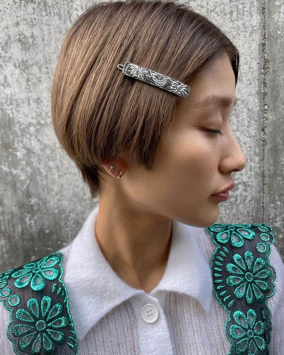 芽朗さんのインスタグラム写真 - (芽朗Instagram)「mellow hair accessories 🪮  合わせてイヤリングを 本日18:00〜1週間(22日23:59分迄)受注開始致します。  私の落書きを元に様々な気持ちを落とし込んだ作品は身に付けて下さる方の朝と夜、日々変わる心情に寄り添うモチーフを描いています。  他のアクセサリーと合わせるのも素敵ですが、  アクセサリーの力を借りたいけれど、首耳手元をラフにストレス無く過ごしたい日に髪だけでアクセサリー欲を満たすことが出来たら、と考えたのがdesignの発端になります。  その日の自分に合わせた形で身に付けていただけましたら幸いです。  受注はプロフィールリンクより。🔗  #mellowfukushima  #hair#hairaccessory#heart #sun#moon」10月15日 17時18分 - mellowfukushima