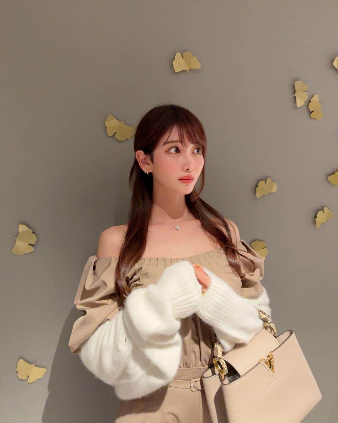 MAYUさんのインスタグラム写真 - (MAYUInstagram)「. 🌆✨🤎🤍 . ベージュな日🧸🍂🍁 蝶々のモチーフの物が好きで 見かけるとついつい集めたくなっちゃう🦋✨ . . 今日はなかなかの雨模様だったね〜🌧️ ゴルフの予定だったけどキャンセルになったから おうちのお掃除したりのんびりしてた🧼🫧 . 掃除しだすと細かい所まで気になってしまって 気が付いたらすごい時間が経ってる。。🥹 . . #ootd#fashion#fashionstyle#japan#tokyo#japanesegirl#louisvuitton#herlipto#graff#graffbutterfly#butterfly」10月15日 17時20分 - mayu.kina_golf