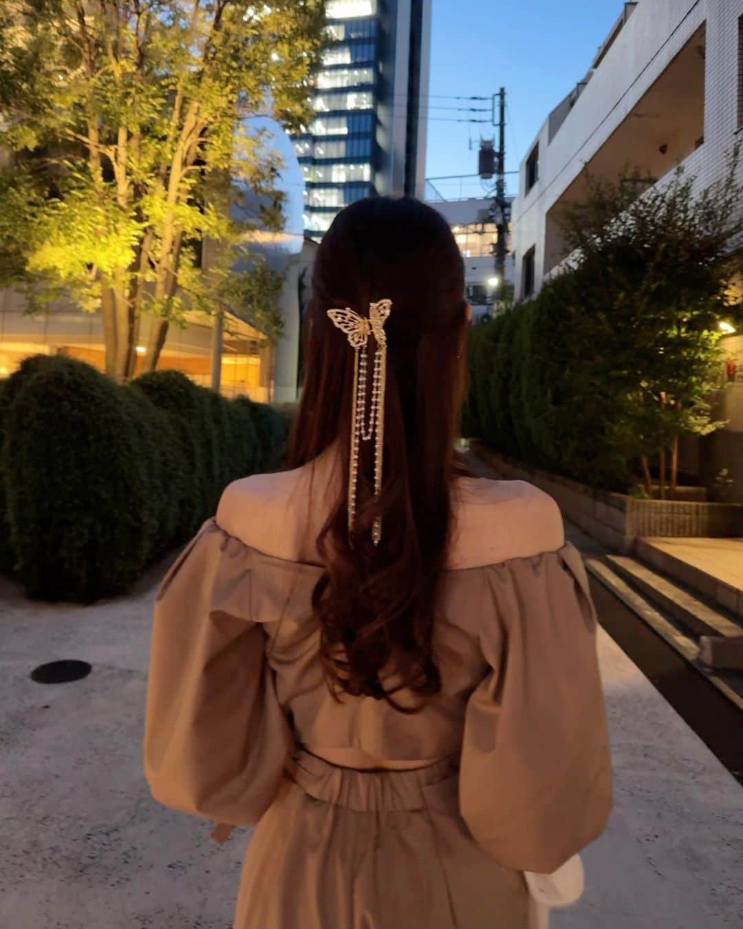 MAYUさんのインスタグラム写真 - (MAYUInstagram)「. 🌆✨🤎🤍 . ベージュな日🧸🍂🍁 蝶々のモチーフの物が好きで 見かけるとついつい集めたくなっちゃう🦋✨ . . 今日はなかなかの雨模様だったね〜🌧️ ゴルフの予定だったけどキャンセルになったから おうちのお掃除したりのんびりしてた🧼🫧 . 掃除しだすと細かい所まで気になってしまって 気が付いたらすごい時間が経ってる。。🥹 . . #ootd#fashion#fashionstyle#japan#tokyo#japanesegirl#louisvuitton#herlipto#graff#graffbutterfly#butterfly」10月15日 17時20分 - mayu.kina_golf