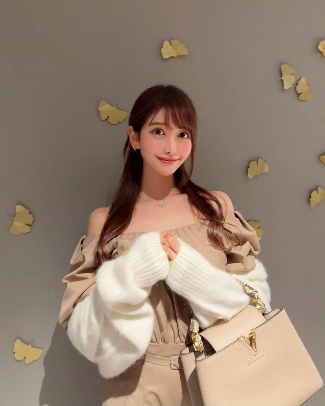 MAYUさんのインスタグラム写真 - (MAYUInstagram)「. 🌆✨🤎🤍 . ベージュな日🧸🍂🍁 蝶々のモチーフの物が好きで 見かけるとついつい集めたくなっちゃう🦋✨ . . 今日はなかなかの雨模様だったね〜🌧️ ゴルフの予定だったけどキャンセルになったから おうちのお掃除したりのんびりしてた🧼🫧 . 掃除しだすと細かい所まで気になってしまって 気が付いたらすごい時間が経ってる。。🥹 . . #ootd#fashion#fashionstyle#japan#tokyo#japanesegirl#louisvuitton#herlipto#graff#graffbutterfly#butterfly」10月15日 17時20分 - mayu.kina_golf