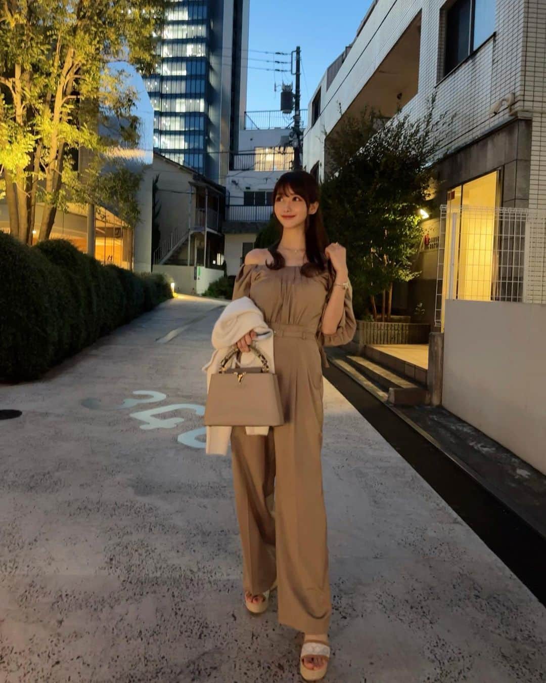 MAYUさんのインスタグラム写真 - (MAYUInstagram)「. 🌆✨🤎🤍 . ベージュな日🧸🍂🍁 蝶々のモチーフの物が好きで 見かけるとついつい集めたくなっちゃう🦋✨ . . 今日はなかなかの雨模様だったね〜🌧️ ゴルフの予定だったけどキャンセルになったから おうちのお掃除したりのんびりしてた🧼🫧 . 掃除しだすと細かい所まで気になってしまって 気が付いたらすごい時間が経ってる。。🥹 . . #ootd#fashion#fashionstyle#japan#tokyo#japanesegirl#louisvuitton#herlipto#graff#graffbutterfly#butterfly」10月15日 17時20分 - mayu.kina_golf