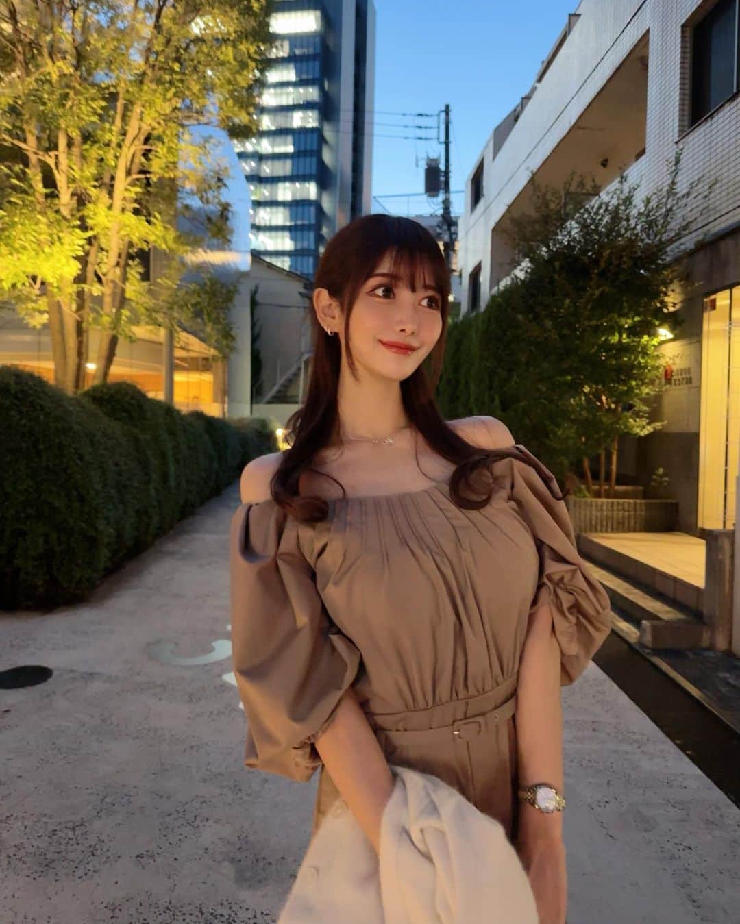 MAYUさんのインスタグラム写真 - (MAYUInstagram)「. 🌆✨🤎🤍 . ベージュな日🧸🍂🍁 蝶々のモチーフの物が好きで 見かけるとついつい集めたくなっちゃう🦋✨ . . 今日はなかなかの雨模様だったね〜🌧️ ゴルフの予定だったけどキャンセルになったから おうちのお掃除したりのんびりしてた🧼🫧 . 掃除しだすと細かい所まで気になってしまって 気が付いたらすごい時間が経ってる。。🥹 . . #ootd#fashion#fashionstyle#japan#tokyo#japanesegirl#louisvuitton#herlipto#graff#graffbutterfly#butterfly」10月15日 17時20分 - mayu.kina_golf