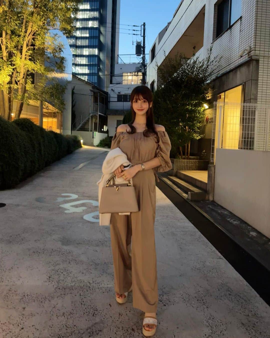 MAYUさんのインスタグラム写真 - (MAYUInstagram)「. 🌆✨🤎🤍 . ベージュな日🧸🍂🍁 蝶々のモチーフの物が好きで 見かけるとついつい集めたくなっちゃう🦋✨ . . 今日はなかなかの雨模様だったね〜🌧️ ゴルフの予定だったけどキャンセルになったから おうちのお掃除したりのんびりしてた🧼🫧 . 掃除しだすと細かい所まで気になってしまって 気が付いたらすごい時間が経ってる。。🥹 . . #ootd#fashion#fashionstyle#japan#tokyo#japanesegirl#louisvuitton#herlipto#graff#graffbutterfly#butterfly」10月15日 17時20分 - mayu.kina_golf