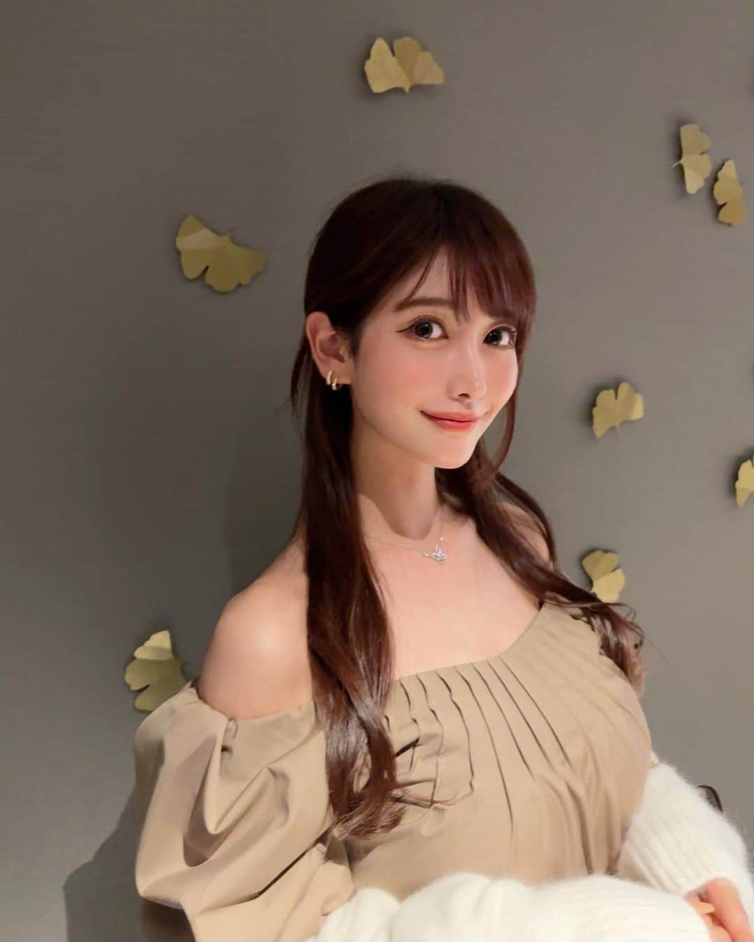 のインスタグラム：「. 🌆✨🤎🤍 . ベージュな日🧸🍂🍁 蝶々のモチーフの物が好きで 見かけるとついつい集めたくなっちゃう🦋✨ . . 今日はなかなかの雨模様だったね〜🌧️ ゴルフの予定だったけどキャンセルになったから おうちのお掃除したりのんびりしてた🧼🫧 . 掃除しだすと細かい所まで気になってしまって 気が付いたらすごい時間が経ってる。。🥹 . . #ootd#fashion#fashionstyle#japan#tokyo#japanesegirl#louisvuitton#herlipto#graff#graffbutterfly#butterfly」
