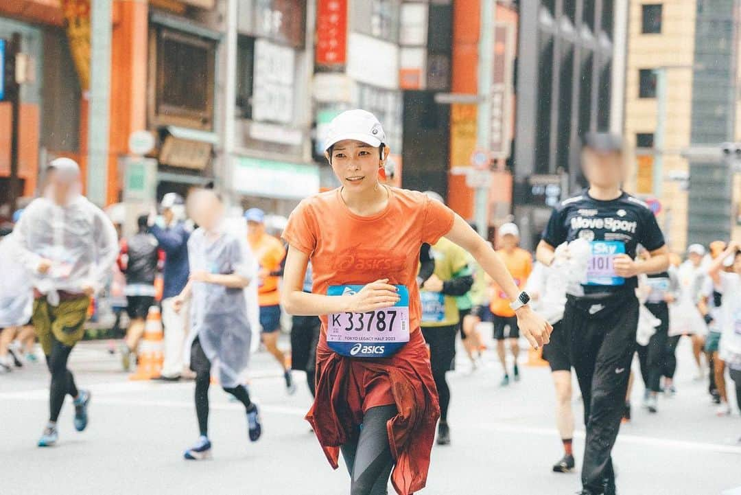 ジェニーのインスタグラム：「2023.10.15 ˗ˏˋ東京レガシーハーフマラソンˎˊ˗   #PR アシックス協賛の 東京レガシーハーフマラソン に招待いただきました！  それでまさかの人生初の 『ハーフマラソン』に 挑戦させて頂きました！🏃‍♀️  今日本番を迎えて 本当に走り切れるのか？と緊張で ガッガチになりながらスタート位置に 向かってる最中に  他のランナーさんと突如 「雨ヤバイですねぇ」 「スタートまだだねぇ緊張するー！」 「〇〇キツかったね笑 ひゃあああ」と  初めましてなのに見えない繋がりを 感じていろんな方と仲良くなった笑  対決する者同士ではなく 一つのゴールへ一緒向かう仲間だからこそ できたマラソンならではの空気感だったん だろうな思いました😳💭  そしてわざわざ雨の中応援しにきてくれた 愛しい可愛いにーず。の子達や 見ず知らずの私を応援してくれた方が 本気で「頑張れ！！」って言ってくださる 場面が多々あって  直接言われる頑張れって こんなにも温かくて力に なるものだったんだと 目頭ウルウルになりながら なんとか走り続けることが出来ました！  そんな私が完走したのかというと…  残念ながら第四関門19キロ地点で 12:20で突破しなきゃいけなかったところを 惜しくも12:25で着いてしまい、 夢見てた国立競技場でのフィニッシュは 叶いませんでした。  悔し泣き案件です。笑 完走メダル欲しかったー！笑  悔しい、でもいいの！ 初めてでかつ毎キロ10台だった私が 6〜7台まで走れるようになり、 何度も棄権したいって頭の中をよぎったけれど 諦めずにそこまで走れたのだから！  何事もそうだけど、 出来ない自分がいるからこそ 後に出来る自分になる 必要な過程なんだって そう思うことが出来ました。  悔しいけどいいのいいの！  初めてのマラソン、ランニングで 気付かされたこともたくさんあって またいつか走れたらなと思いました☺️ 本当にランナーの皆さん、スタッフの皆さん、 そして応援してくださった皆さん ありがとうございました！！！  #東京レガシーハーフマラソン　 #NOVABLAST 3  #METASPEED  #ASICS  @asicsrunning_jp」