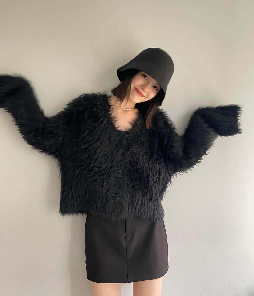 のインスタグラム：「#シャギーvカーディガン 🐈‍⬛🖤💜  柔らかくてあったかくて とってもオススメknit♡  今日10.15はzozotownで¥1000オフでゲットできます✊🏻  後約1時間、、！  .  #mystic_mystyle#ニット#ニット帽#ニット帽コーデ#ニット女子#ニットコーデ#ニット#ニ ットトップス#冬#冬服コーデ#冬コーデ#冬服#前髪なし#コーディネート#ワンピースコーデ#ワンピ#ミニスカ#スカート#スカパン#デート#デート服#おでかけ#おでかけコーデ#163cm#163cmコーデ#骨格ウェーブ #骨格ナチュラル#骨格ウェーブ#ニット#ニットコーディネート」
