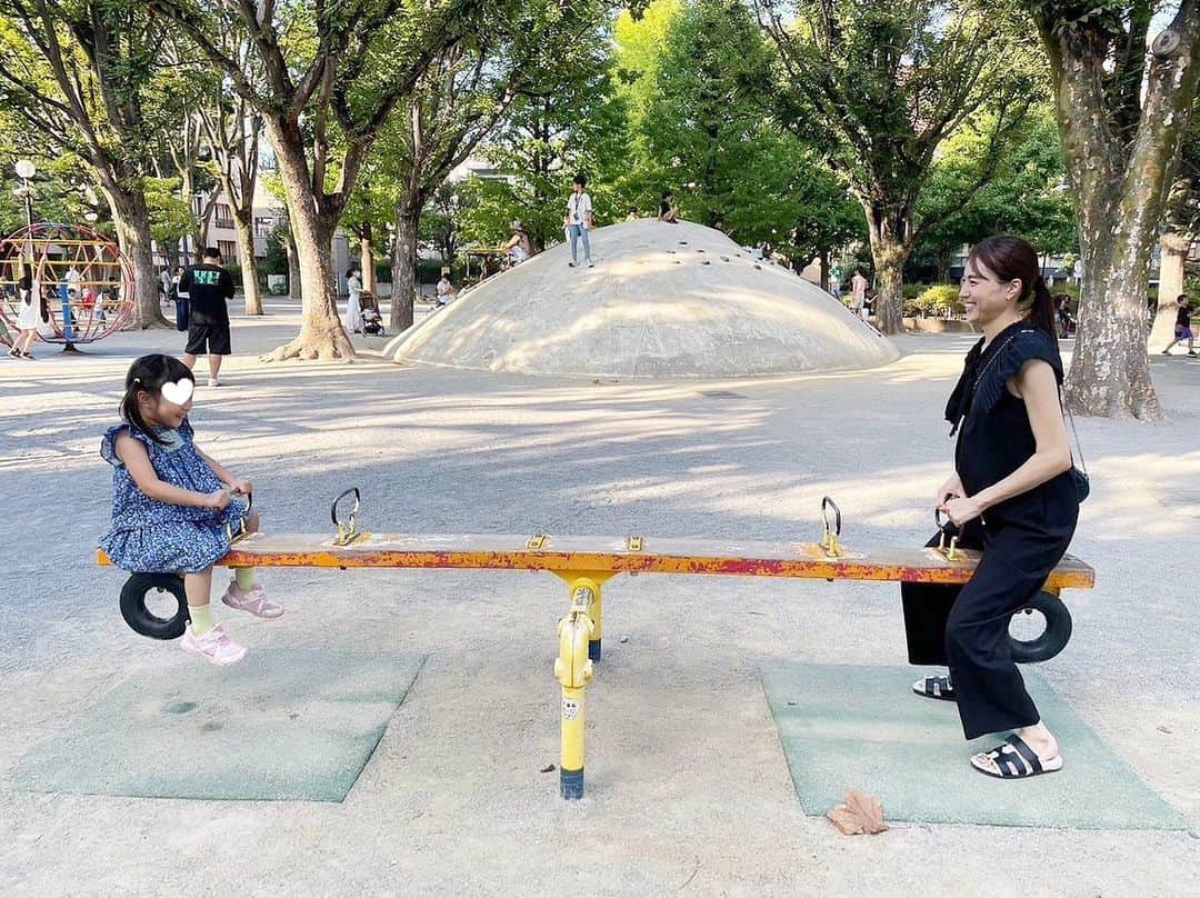 笹川友里さんのインスタグラム写真 - (笹川友里Instagram)「夏の終わりの記憶。 大好きな友人が撮ってくれた一枚。 我が娘４歳は最近お姉ちゃんになるのが ちょっぴり不安な模様。 私末っ子だけど、何となく分かるよその気持ち！  「赤ちゃん産まれたら、ママは 誰のことが世界で一番好きになるの？」 と何日かに一度確認してくる。 その度にビッグハグをしながらあなたよ〜♡ を繰り返しております。  赤ちゃん返りは本当に大変と周りから よく聞くので、 生まれる前にたっぷりの愛情を与えて 安心ボルテージを上げておきたいところ。 とか言いながら今年の秋は 夫が海外出張の日々につき 毎日のように喧嘩してるけど。笑  お姉ちゃん、頑張れーーーー！」10月15日 22時49分 - sasagawayuri