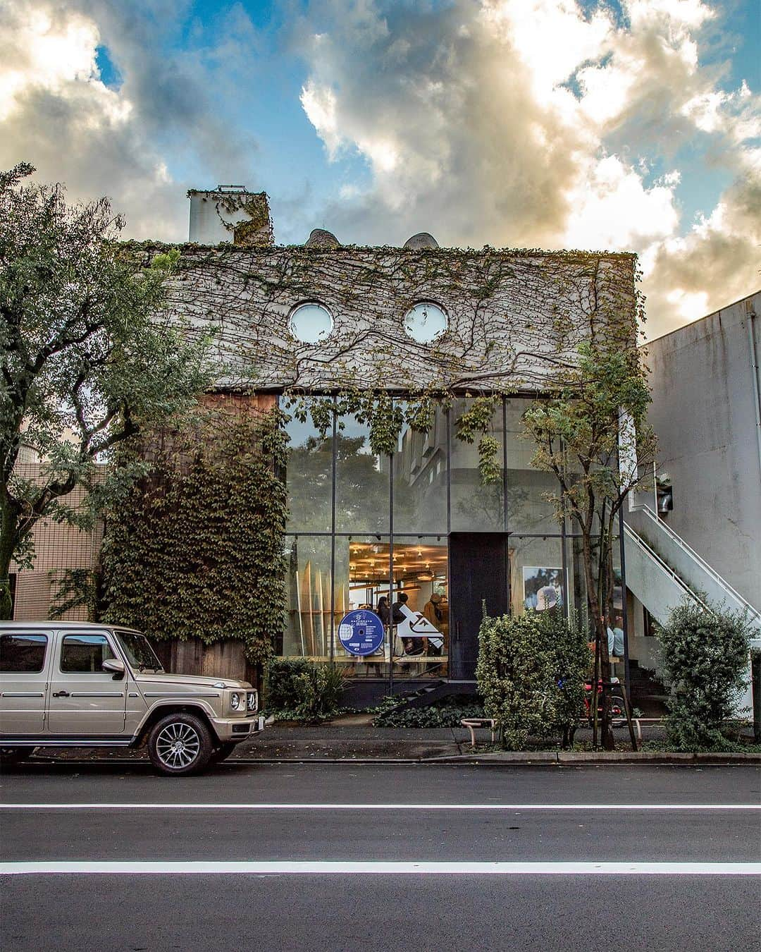 サタデーズさんのインスタグラム写真 - (サタデーズInstagram)「Watching the seasons change here in Tokyo. Our Japanese flagship store aging gracefully. #saturdaysnyc」10月15日 22時51分 - saturdaysnyc