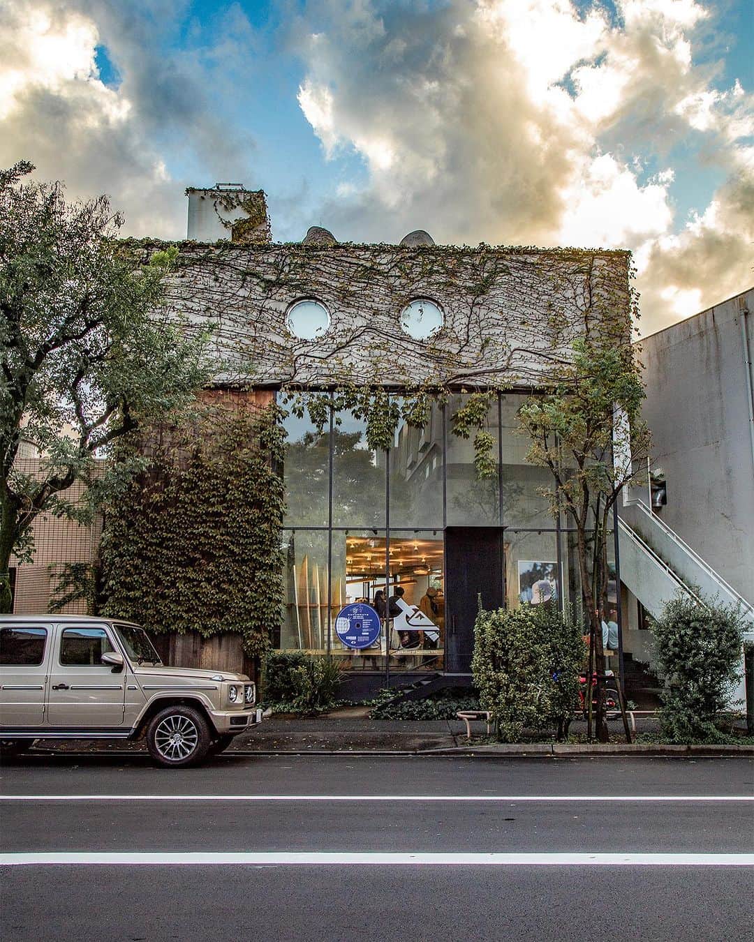 サタデーズのインスタグラム：「Watching the seasons change here in Tokyo. Our Japanese flagship store aging gracefully. #saturdaysnyc」