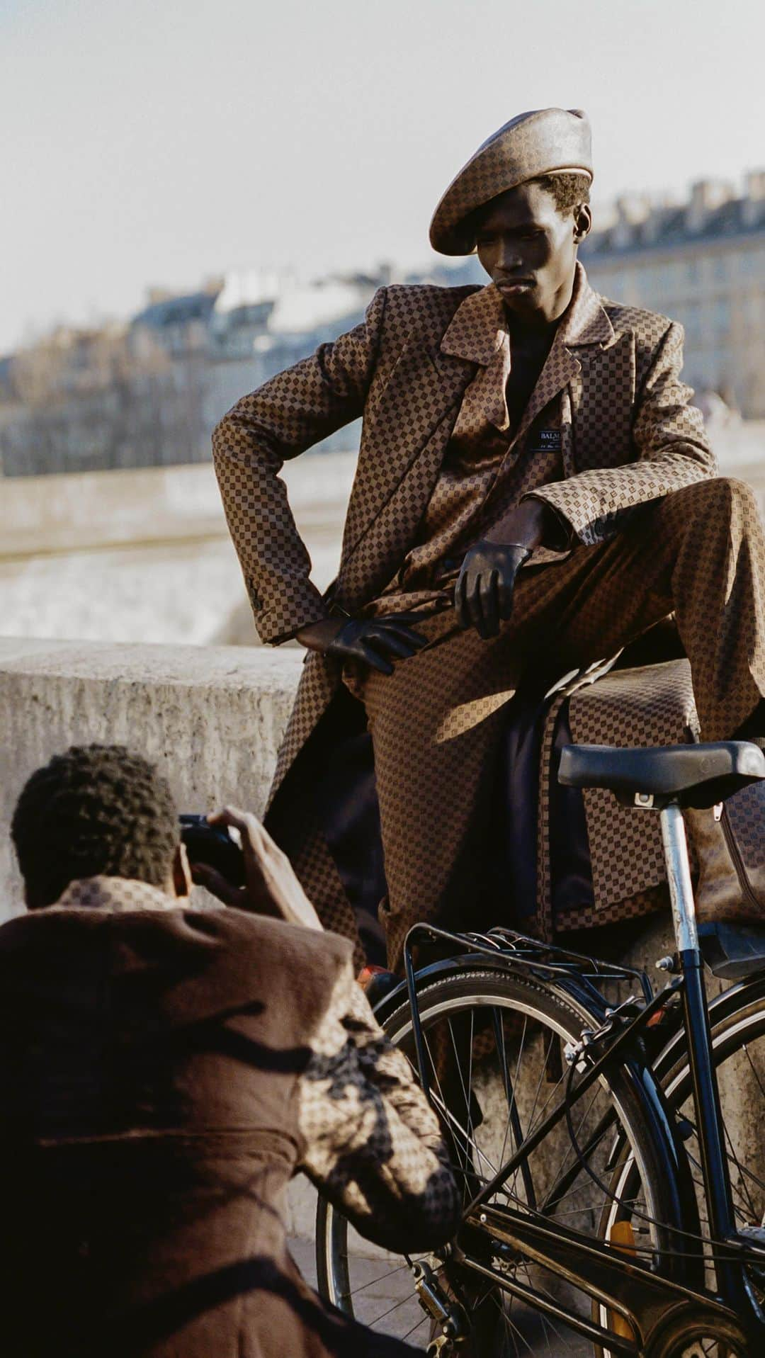 バルマンのインスタグラム：「PARIS EST UNE FÊTE  From the quais de Seine to the Hotel Regina: spend a day with @olivier_rousteing’s Fall-Winter 2023 menswear offering, strolling the Parisian streets and embracing the city’s timeless allure. #BALMAINFW23   Models: @maamuor, @marialakechh, @iliasloopmans」